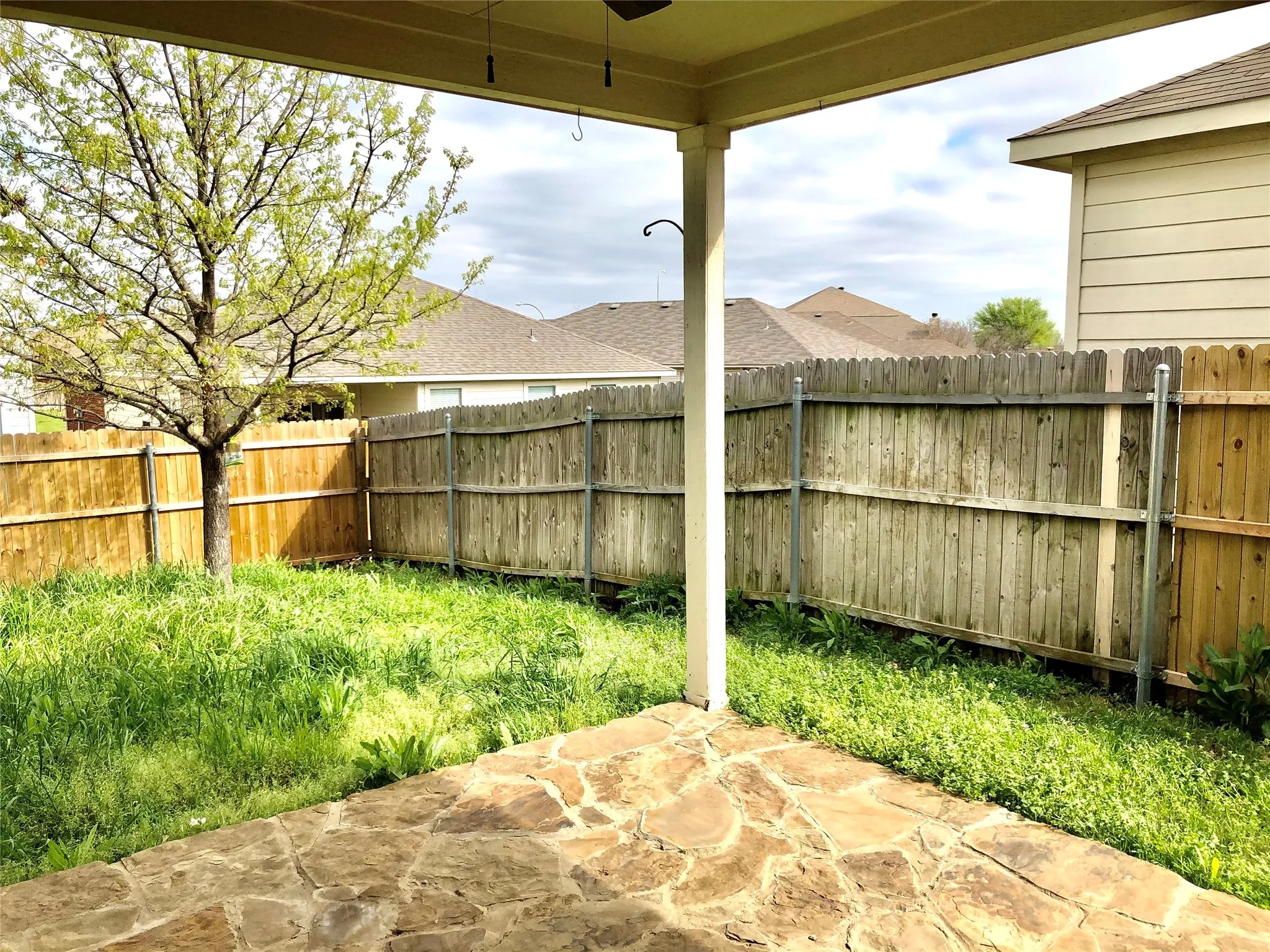 Single Family Residence For Rent in Tarrant County , 14036 Coyote Trail, Fort Worth, Texas 76052, 3 Bedroom, 2 Bathroom, 2 Garage spaces, 1,540 Sqft, built in 2006, mls#21397875, Real Estate Agent in Fort Worth, Homes For Rent in Tarrant county, Homes For Rent in Fort Worth, Realtor in Fort Worth Texas, Real Estate Brokerage Independent Realty Texas, Luminita Cordes Realtor