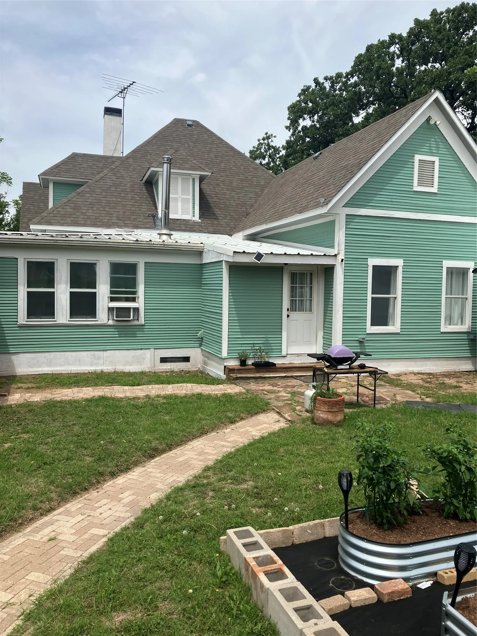 Single Family Residence For Sale in Callahan County , 200 N Avenue C, Cross Plains, Texas 76443, 3 Bedroom, 2 Bathroom, Garage spaces, 1,408 Sqft, built in 1910, mls#21397697, Real Estate Agent in Cross Plains, Homes For Sale in Callahan county, Homes For Sale in Cross Plains, Realtor in Cross Plains Texas, Real Estate Brokerage Independent Realty Texas, Luminita Cordes Realtor