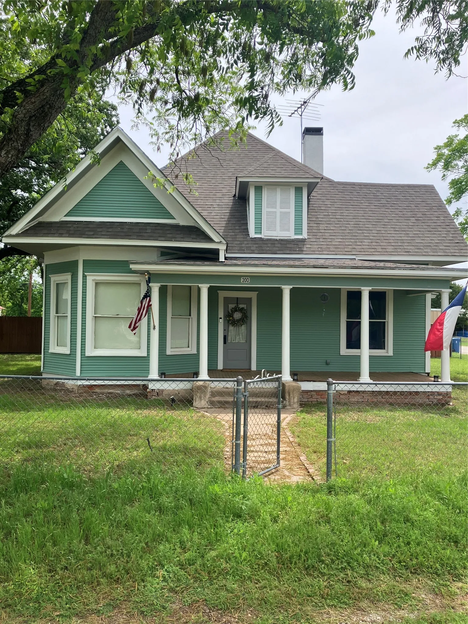 Single Family Residence For Sale in Callahan County , 200 N Avenue C, Cross Plains, Texas 76443, 3 Bedroom, 2 Bathroom, Garage spaces, 1,408 Sqft, built in 1910, mls#21397697, Real Estate Agent in Cross Plains, Homes For Sale in Callahan county, Homes For Sale in Cross Plains, Realtor in Cross Plains Texas, Real Estate Brokerage Independent Realty Texas, Luminita Cordes Realtor