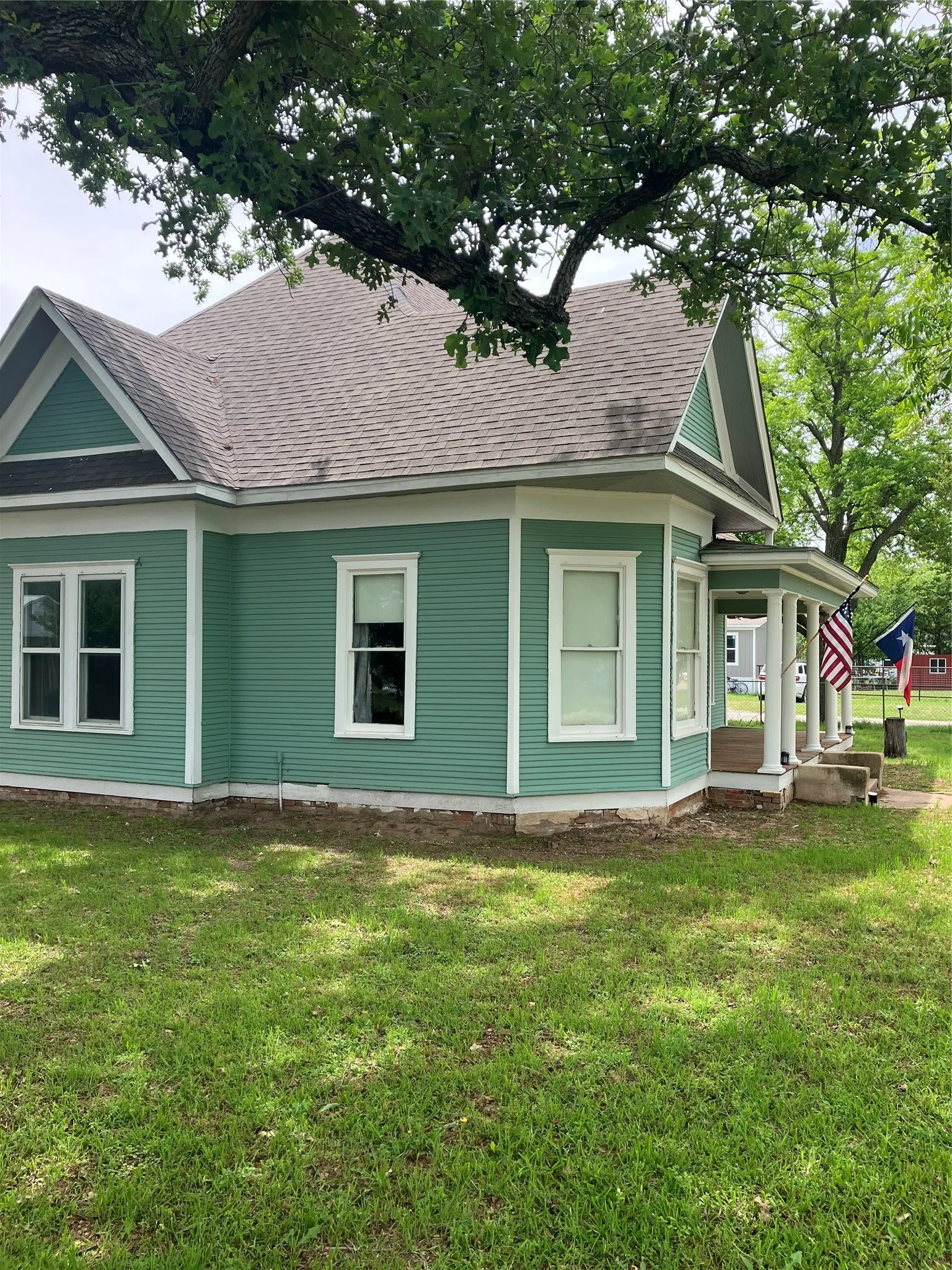 Single Family Residence For Sale in Callahan County , 200 N Avenue C, Cross Plains, Texas 76443, 3 Bedroom, 2 Bathroom, Garage spaces, 1,408 Sqft, built in 1910, mls#21397697, Real Estate Agent in Cross Plains, Homes For Sale in Callahan county, Homes For Sale in Cross Plains, Realtor in Cross Plains Texas, Real Estate Brokerage Independent Realty Texas, Luminita Cordes Realtor