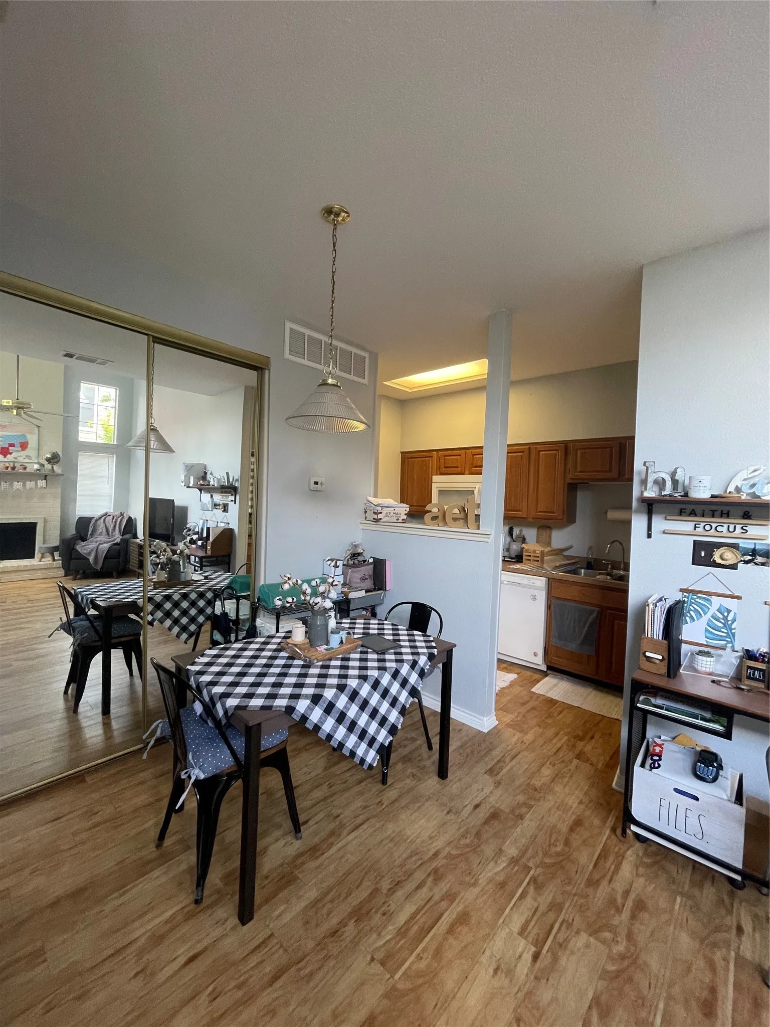 Condominium For Rent in Collin County , 6220 Bentwood Trail 1401, Dallas, Texas 75252, 1 Bedroom, 1 Bathroom, 1 Garage spaces, 610 Sqft, built in 1984, mls#21397909, Real Estate Agent in Dallas, Homes For Rent in Collin county, Homes For Rent in Dallas, Realtor in Dallas Texas, Real Estate Brokerage Independent Realty Texas, Luminita Cordes Realtor