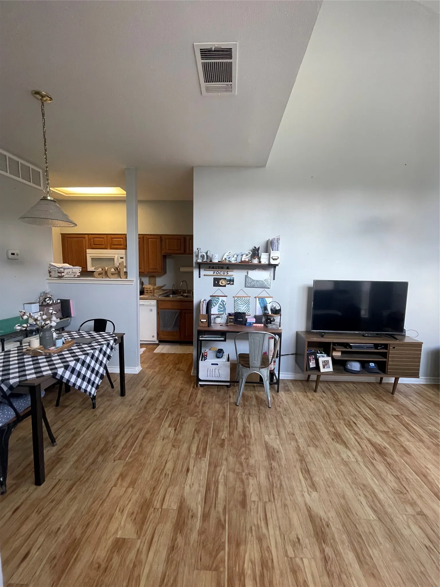 Condominium For Rent in Collin County , 6220 Bentwood Trail 1401, Dallas, Texas 75252, 1 Bedroom, 1 Bathroom, 1 Garage spaces, 610 Sqft, built in 1984, mls#21397909, Real Estate Agent in Dallas, Homes For Rent in Collin county, Homes For Rent in Dallas, Realtor in Dallas Texas, Real Estate Brokerage Independent Realty Texas, Luminita Cordes Realtor