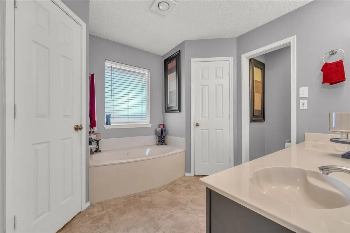 Single Family Residence For Sale in Tarrant County , 6608 Stetter Drive, Arlington, Texas 76001, 3 Bedroom, 2 Bathroom, 2 Garage spaces, 1,273 Sqft, built in 1992, mls#21397923, Real Estate Agent in Arlington, Homes For Sale in Tarrant county, Homes For Sale in Arlington, Realtor in Arlington Texas, Real Estate Brokerage Independent Realty Texas, Luminita Cordes Realtor