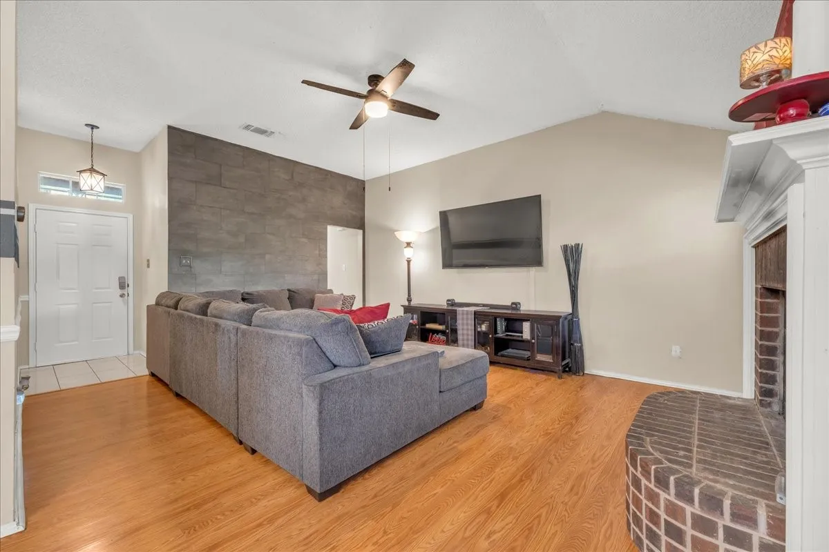 Single Family Residence For Sale in Tarrant County , 6608 Stetter Drive, Arlington, Texas 76001, 3 Bedroom, 2 Bathroom, 2 Garage spaces, 1,273 Sqft, built in 1992, mls#21397923, Real Estate Agent in Arlington, Homes For Sale in Tarrant county, Homes For Sale in Arlington, Realtor in Arlington Texas, Real Estate Brokerage Independent Realty Texas, Luminita Cordes Realtor