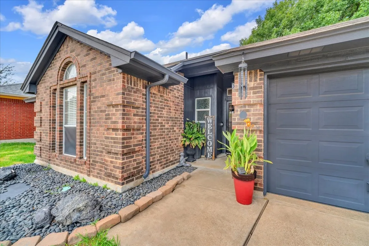 Single Family Residence For Sale in Tarrant County , 6608 Stetter Drive, Arlington, Texas 76001, 3 Bedroom, 2 Bathroom, 2 Garage spaces, 1,273 Sqft, built in 1992, mls#21397923, Real Estate Agent in Arlington, Homes For Sale in Tarrant county, Homes For Sale in Arlington, Realtor in Arlington Texas, Real Estate Brokerage Independent Realty Texas, Luminita Cordes Realtor