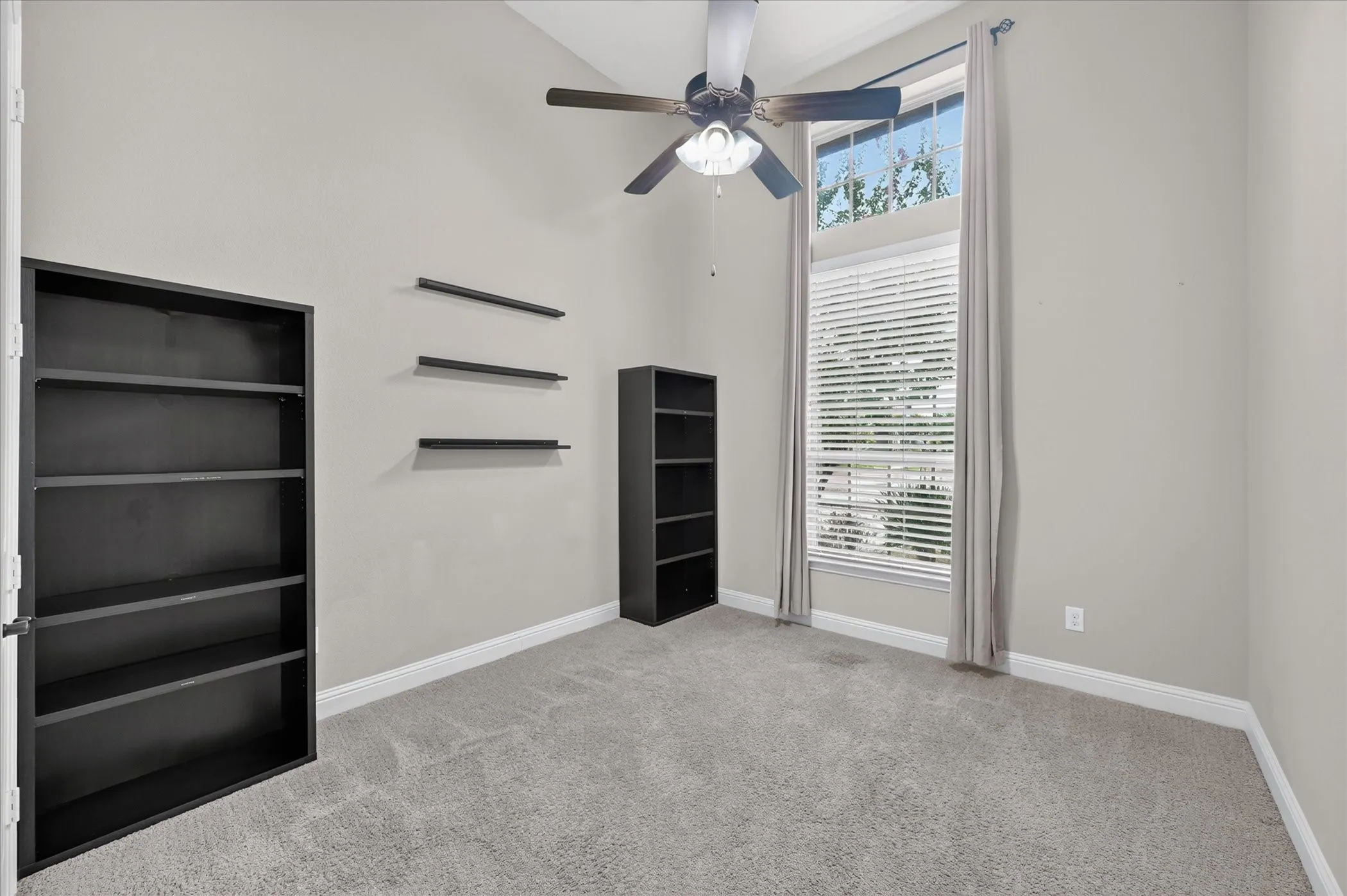 Single Family Residence For Sale in Tarrant County , 4009 Jasmine Fox Lane, Arlington, Texas 76005, 5 Bedroom, 4 Bathroom, 3 Garage spaces, 4,314 Sqft, built in 2014, mls#21387940, Real Estate Agent in Arlington, Homes For Sale in Tarrant county, Homes For Sale in Arlington, Realtor in Arlington Texas, Real Estate Brokerage Independent Realty Texas, Luminita Cordes Realtor