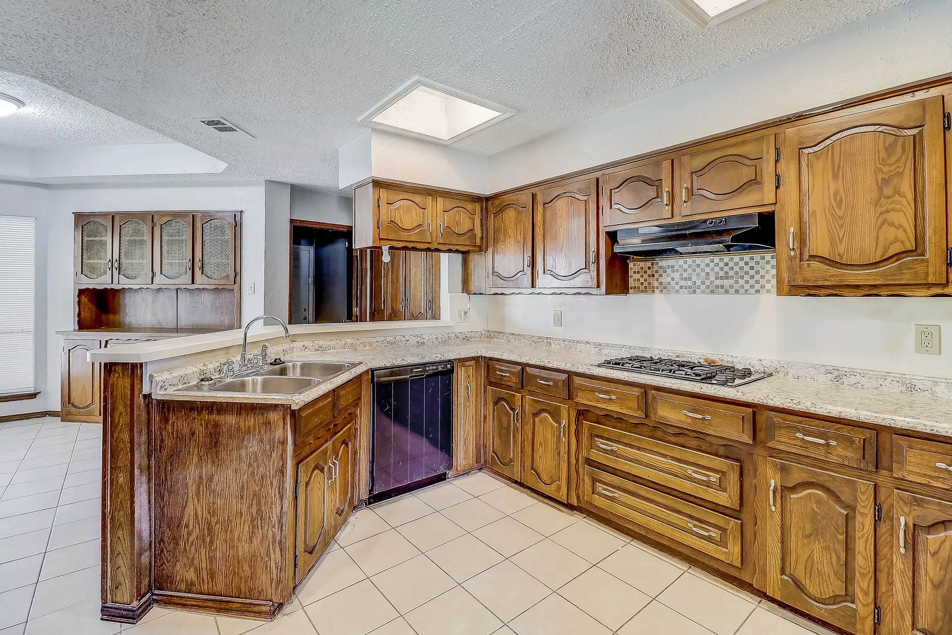 Single Family Residence For Rent in Dallas County , 1021 Shadywood Lane, De Soto, Texas 75115, 3 Bedroom, 2 Bathroom, 2 Garage spaces, 2,319 Sqft, built in 1974, mls#21397927, Real Estate Agent in De Soto, Homes For Rent in Dallas county, Homes For Rent in De Soto, Realtor in De Soto Texas, Real Estate Brokerage Independent Realty Texas, Luminita Cordes Realtor