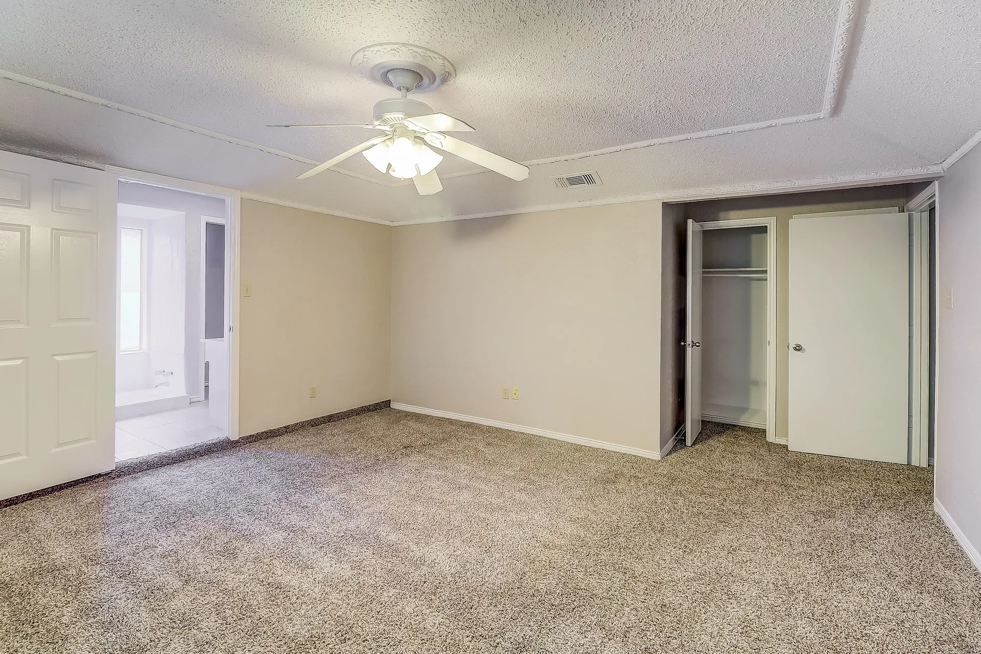 Single Family Residence For Rent in Dallas County , 1021 Shadywood Lane, De Soto, Texas 75115, 3 Bedroom, 2 Bathroom, 2 Garage spaces, 2,319 Sqft, built in 1974, mls#21397927, Real Estate Agent in De Soto, Homes For Rent in Dallas county, Homes For Rent in De Soto, Realtor in De Soto Texas, Real Estate Brokerage Independent Realty Texas, Luminita Cordes Realtor