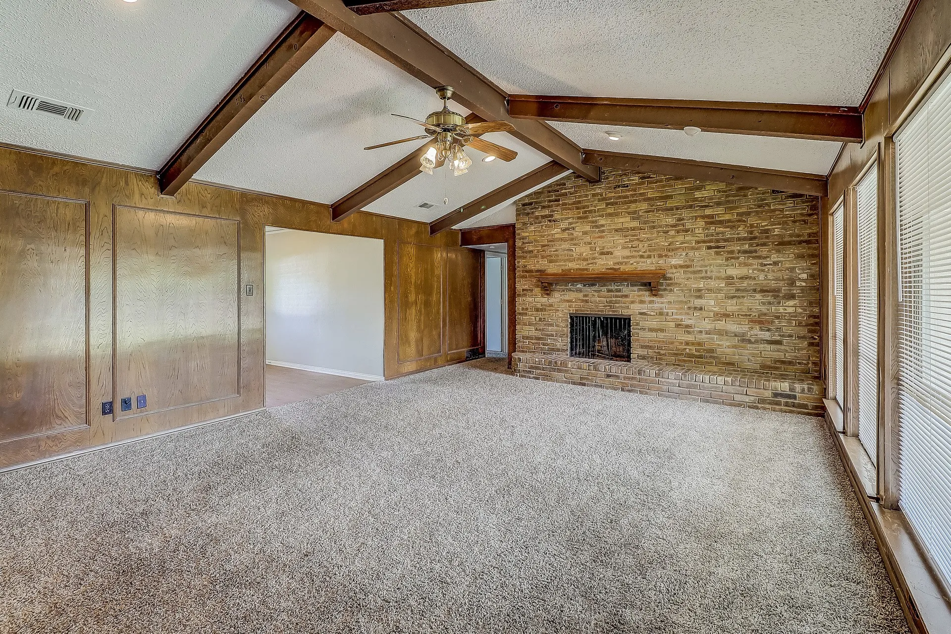 Single Family Residence For Rent in Dallas County , 1021 Shadywood Lane, De Soto, Texas 75115, 3 Bedroom, 2 Bathroom, 2 Garage spaces, 2,319 Sqft, built in 1974, mls#21397927, Real Estate Agent in De Soto, Homes For Rent in Dallas county, Homes For Rent in De Soto, Realtor in De Soto Texas, Real Estate Brokerage Independent Realty Texas, Luminita Cordes Realtor