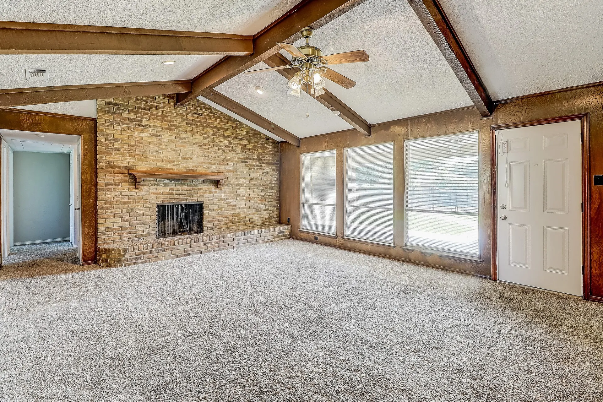 Single Family Residence For Rent in Dallas County , 1021 Shadywood Lane, De Soto, Texas 75115, 3 Bedroom, 2 Bathroom, 2 Garage spaces, 2,319 Sqft, built in 1974, mls#21397927, Real Estate Agent in De Soto, Homes For Rent in Dallas county, Homes For Rent in De Soto, Realtor in De Soto Texas, Real Estate Brokerage Independent Realty Texas, Luminita Cordes Realtor