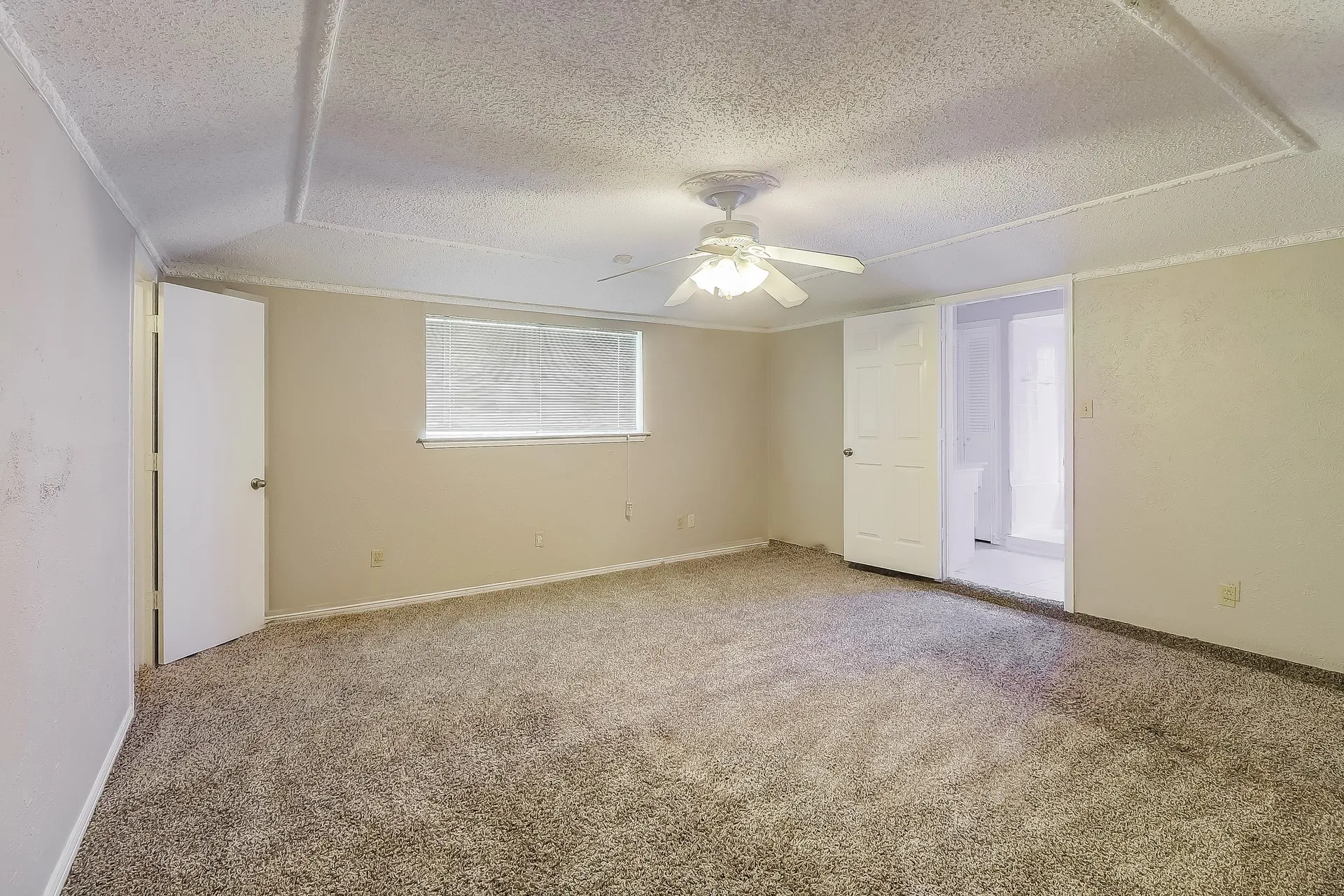 Single Family Residence For Rent in Dallas County , 1021 Shadywood Lane, De Soto, Texas 75115, 3 Bedroom, 2 Bathroom, 2 Garage spaces, 2,319 Sqft, built in 1974, mls#21397927, Real Estate Agent in De Soto, Homes For Rent in Dallas county, Homes For Rent in De Soto, Realtor in De Soto Texas, Real Estate Brokerage Independent Realty Texas, Luminita Cordes Realtor