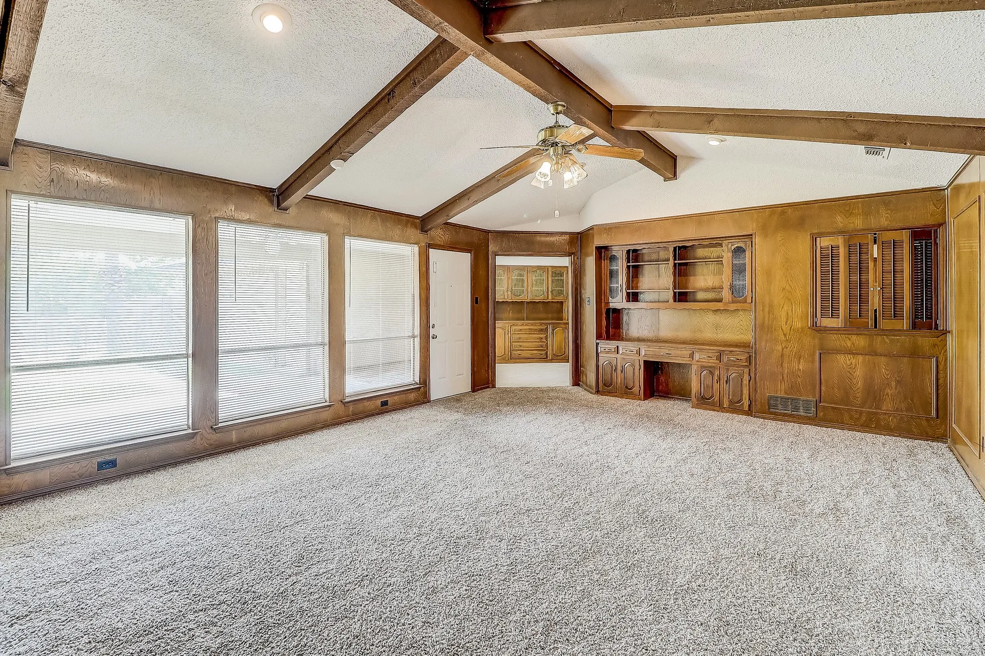 Single Family Residence For Rent in Dallas County , 1021 Shadywood Lane, De Soto, Texas 75115, 3 Bedroom, 2 Bathroom, 2 Garage spaces, 2,319 Sqft, built in 1974, mls#21397927, Real Estate Agent in De Soto, Homes For Rent in Dallas county, Homes For Rent in De Soto, Realtor in De Soto Texas, Real Estate Brokerage Independent Realty Texas, Luminita Cordes Realtor