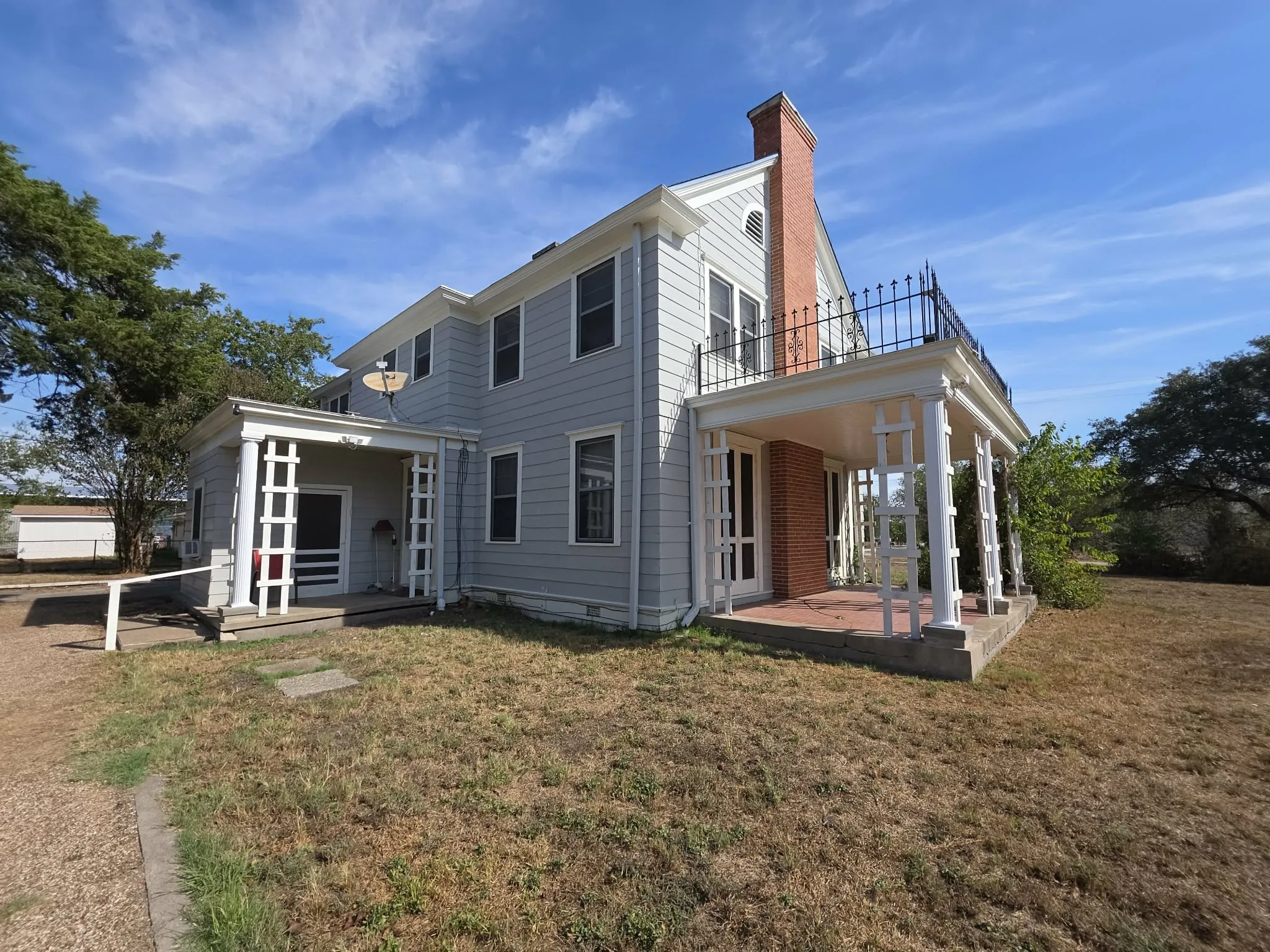 Single Family Residence For Sale in Limestone County , 401 S 8th Street, Coolidge, Texas 76635, 4 Bedroom, 4 Bathroom, 2 Garage spaces, 2,538 Sqft, built in 1923, mls#21396520, Real Estate Agent in Coolidge, Homes For Sale in Limestone county, Homes For Sale in Coolidge, Realtor in Coolidge Texas, Real Estate Brokerage Independent Realty Texas, Luminita Cordes Realtor
