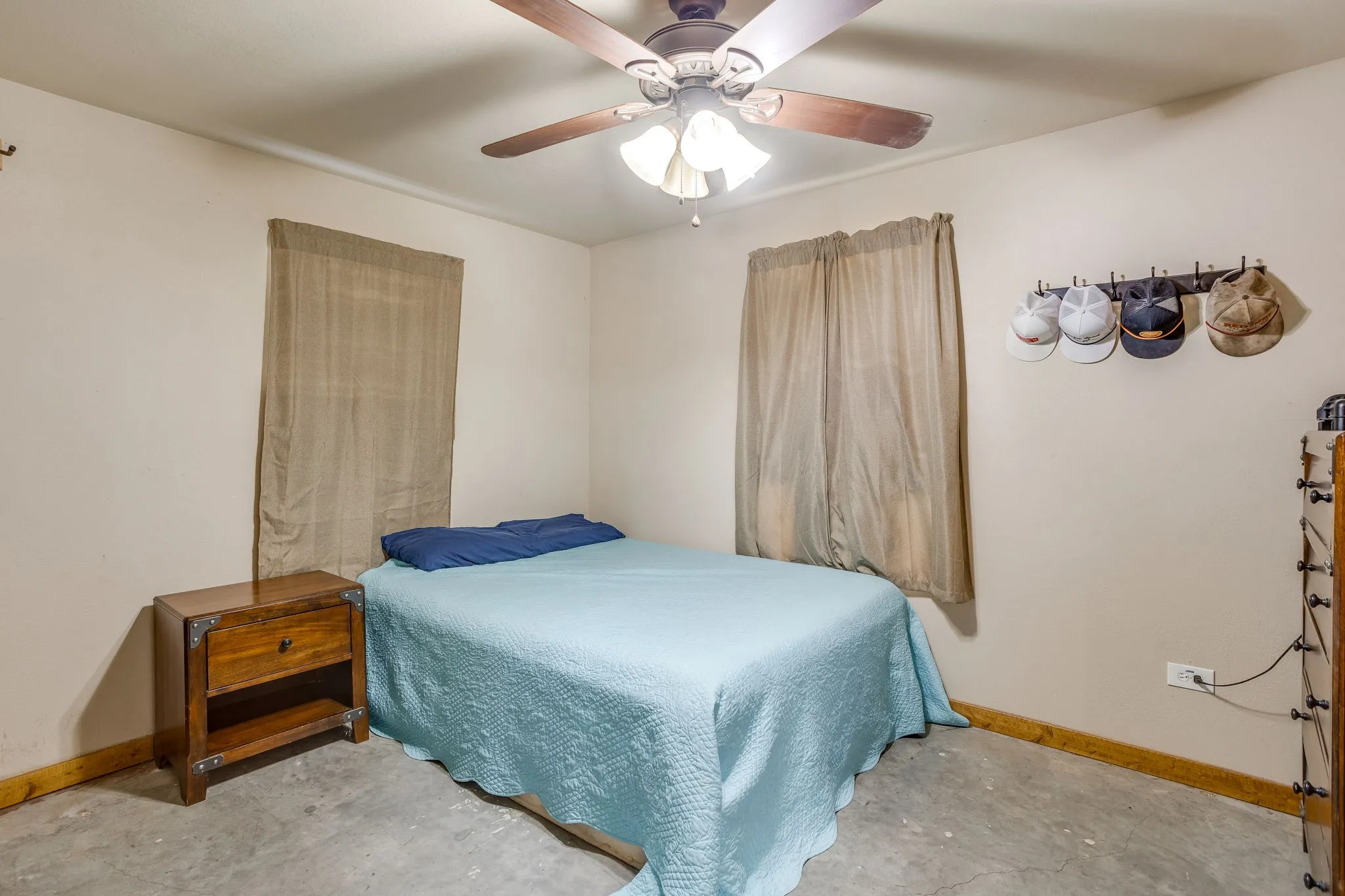 Ceiling fan with integrated lighting
