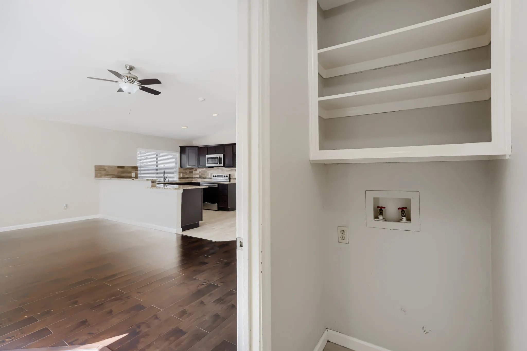 Single Family Residence For Sale in Denton County , 1012 Bellflower Drive, Carrollton, Texas 75007, 3 Bedroom, 2 Bathroom, 2 Garage spaces, 1,726 Sqft, built in 1983, mls#21396780, Real Estate Agent in Carrollton, Homes For Sale in Denton county, Homes For Sale in Carrollton, Realtor in Carrollton Texas, Real Estate Brokerage Independent Realty Texas, Luminita Cordes Realtor
