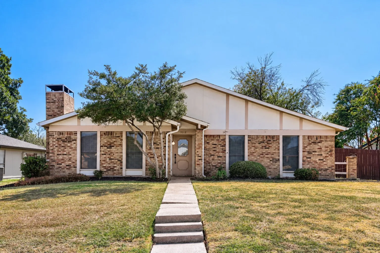 Single Family Residence For Sale in Denton County , 1012 Bellflower Drive, Carrollton, Texas 75007, 3 Bedroom, 2 Bathroom, 2 Garage spaces, 1,726 Sqft, built in 1983, mls#21396780, Real Estate Agent in Carrollton, Homes For Sale in Denton county, Homes For Sale in Carrollton, Realtor in Carrollton Texas, Real Estate Brokerage Independent Realty Texas, Luminita Cordes Realtor