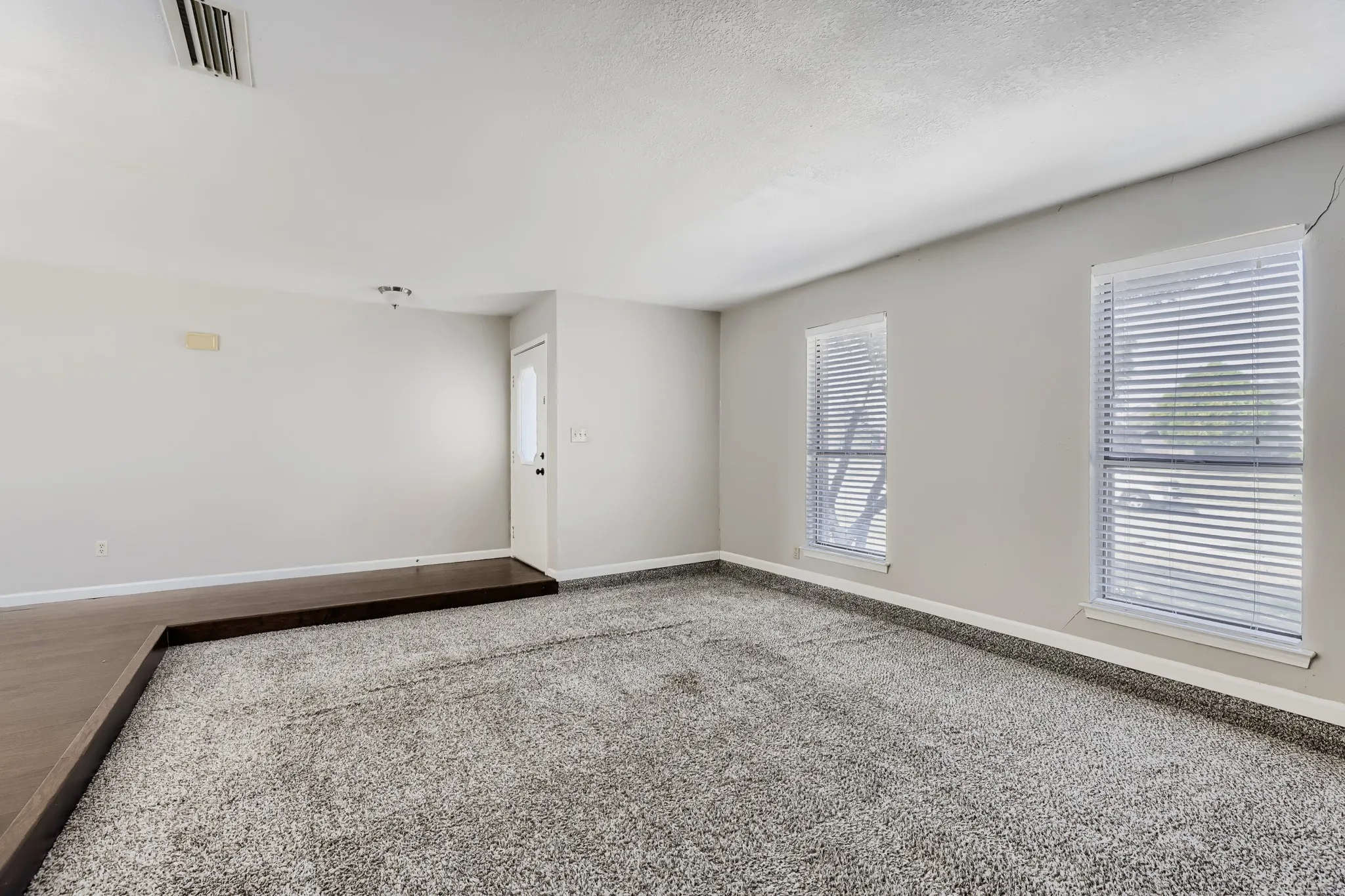 Single Family Residence For Sale in Denton County , 1012 Bellflower Drive, Carrollton, Texas 75007, 3 Bedroom, 2 Bathroom, 2 Garage spaces, 1,726 Sqft, built in 1983, mls#21396780, Real Estate Agent in Carrollton, Homes For Sale in Denton county, Homes For Sale in Carrollton, Realtor in Carrollton Texas, Real Estate Brokerage Independent Realty Texas, Luminita Cordes Realtor