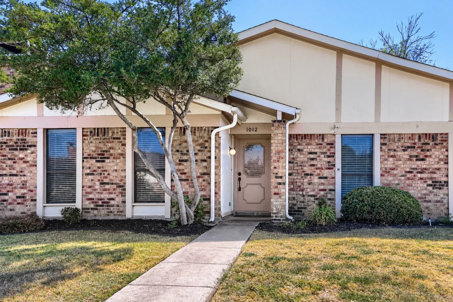 Single Family Residence For Sale in Denton County , 1012 Bellflower Drive, Carrollton, Texas 75007, 3 Bedroom, 2 Bathroom, 2 Garage spaces, 1,726 Sqft, built in 1983, mls#21396780, Real Estate Agent in Carrollton, Homes For Sale in Denton county, Homes For Sale in Carrollton, Realtor in Carrollton Texas, Real Estate Brokerage Independent Realty Texas, Luminita Cordes Realtor