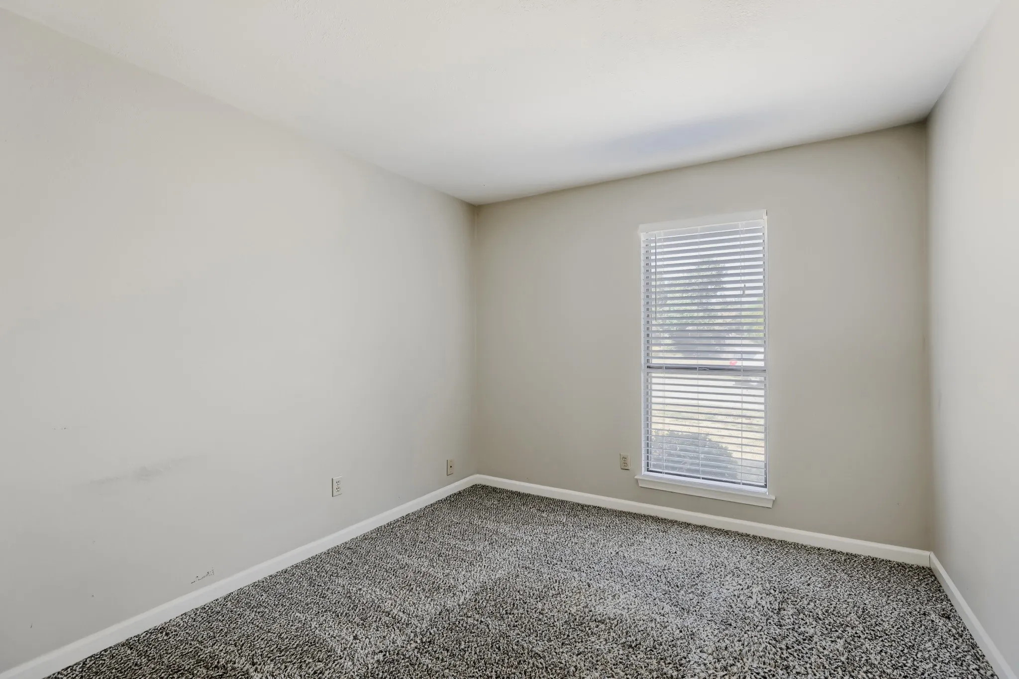 Single Family Residence For Sale in Denton County , 1012 Bellflower Drive, Carrollton, Texas 75007, 3 Bedroom, 2 Bathroom, 2 Garage spaces, 1,726 Sqft, built in 1983, mls#21396780, Real Estate Agent in Carrollton, Homes For Sale in Denton county, Homes For Sale in Carrollton, Realtor in Carrollton Texas, Real Estate Brokerage Independent Realty Texas, Luminita Cordes Realtor