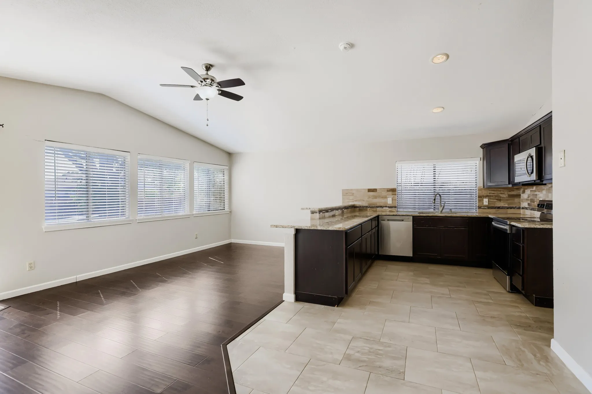 Single Family Residence For Sale in Denton County , 1012 Bellflower Drive, Carrollton, Texas 75007, 3 Bedroom, 2 Bathroom, 2 Garage spaces, 1,726 Sqft, built in 1983, mls#21396780, Real Estate Agent in Carrollton, Homes For Sale in Denton county, Homes For Sale in Carrollton, Realtor in Carrollton Texas, Real Estate Brokerage Independent Realty Texas, Luminita Cordes Realtor