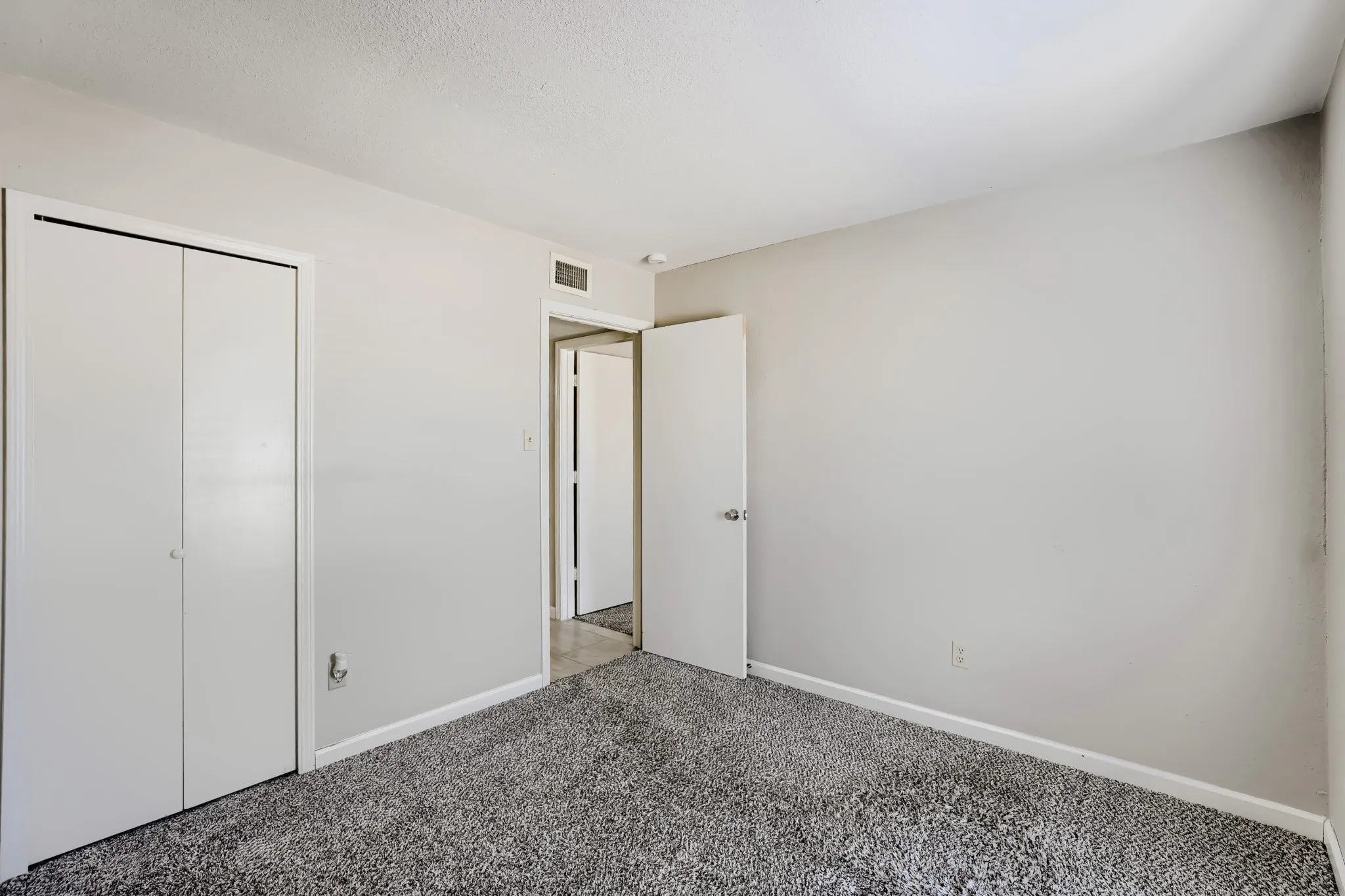 Single Family Residence For Sale in Denton County , 1012 Bellflower Drive, Carrollton, Texas 75007, 3 Bedroom, 2 Bathroom, 2 Garage spaces, 1,726 Sqft, built in 1983, mls#21396780, Real Estate Agent in Carrollton, Homes For Sale in Denton county, Homes For Sale in Carrollton, Realtor in Carrollton Texas, Real Estate Brokerage Independent Realty Texas, Luminita Cordes Realtor