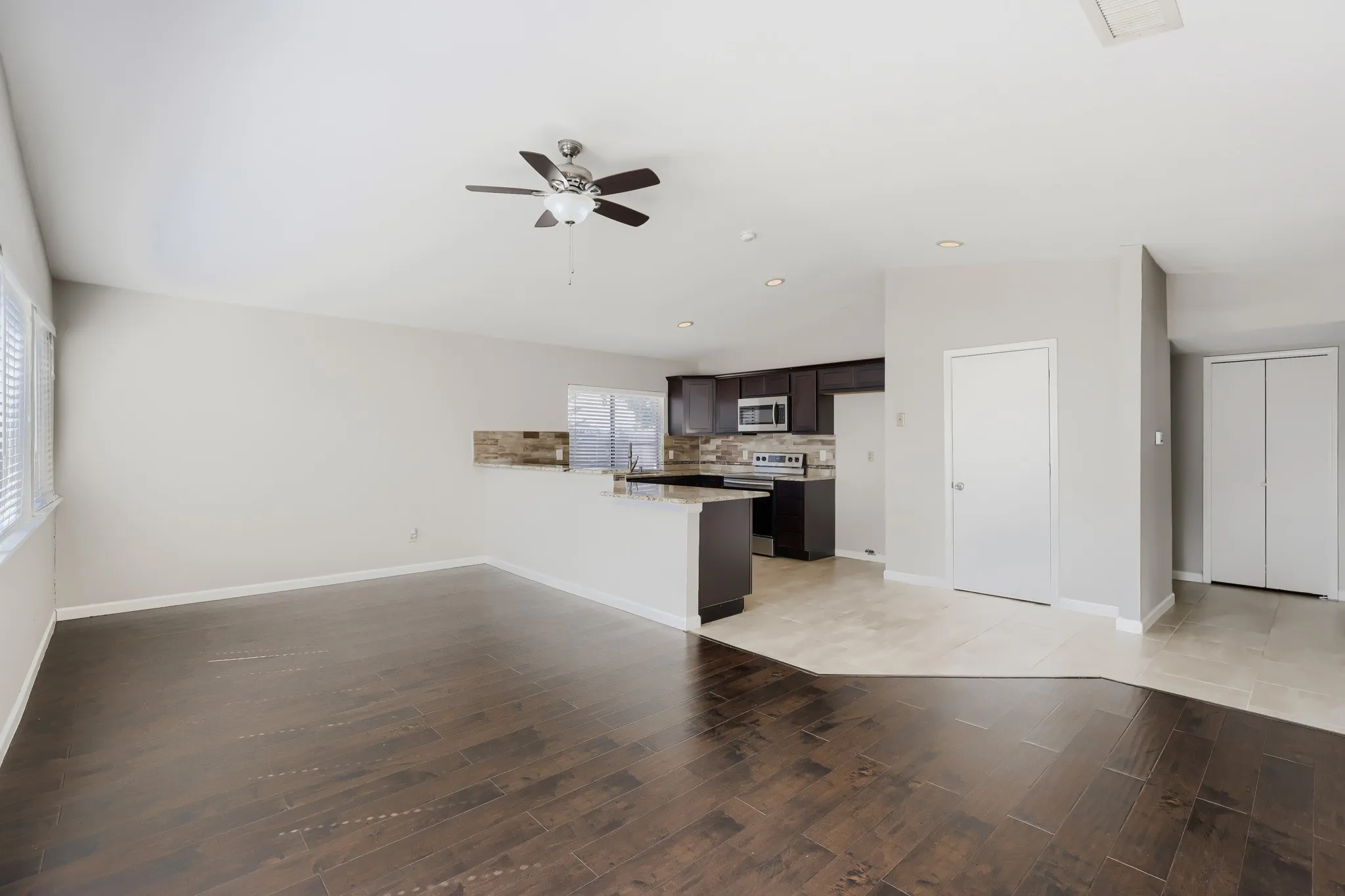 Single Family Residence For Sale in Denton County , 1012 Bellflower Drive, Carrollton, Texas 75007, 3 Bedroom, 2 Bathroom, 2 Garage spaces, 1,726 Sqft, built in 1983, mls#21396780, Real Estate Agent in Carrollton, Homes For Sale in Denton county, Homes For Sale in Carrollton, Realtor in Carrollton Texas, Real Estate Brokerage Independent Realty Texas, Luminita Cordes Realtor