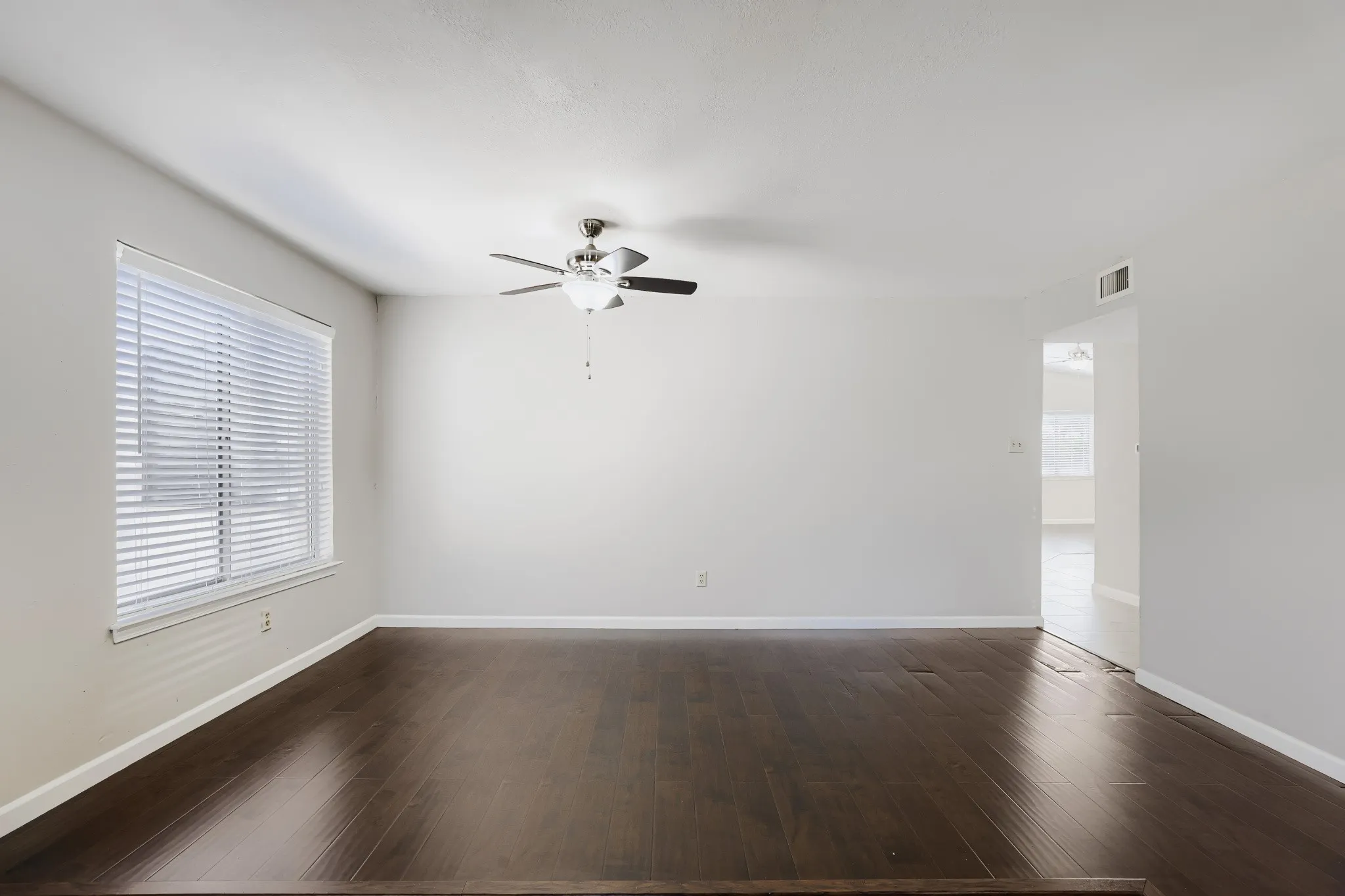 Single Family Residence For Sale in Denton County , 1012 Bellflower Drive, Carrollton, Texas 75007, 3 Bedroom, 2 Bathroom, 2 Garage spaces, 1,726 Sqft, built in 1983, mls#21396780, Real Estate Agent in Carrollton, Homes For Sale in Denton county, Homes For Sale in Carrollton, Realtor in Carrollton Texas, Real Estate Brokerage Independent Realty Texas, Luminita Cordes Realtor