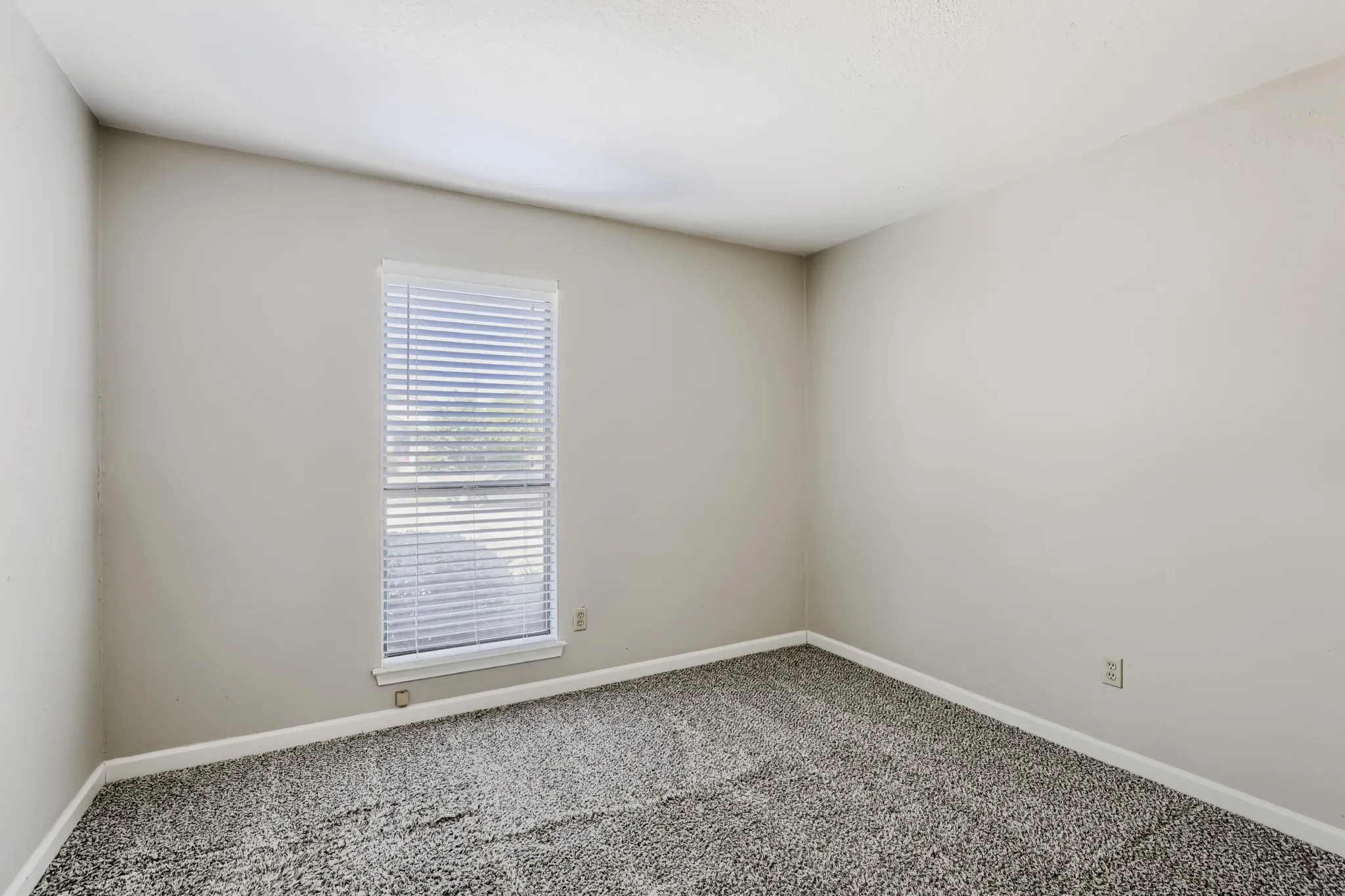 Single Family Residence For Sale in Denton County , 1012 Bellflower Drive, Carrollton, Texas 75007, 3 Bedroom, 2 Bathroom, 2 Garage spaces, 1,726 Sqft, built in 1983, mls#21396780, Real Estate Agent in Carrollton, Homes For Sale in Denton county, Homes For Sale in Carrollton, Realtor in Carrollton Texas, Real Estate Brokerage Independent Realty Texas, Luminita Cordes Realtor