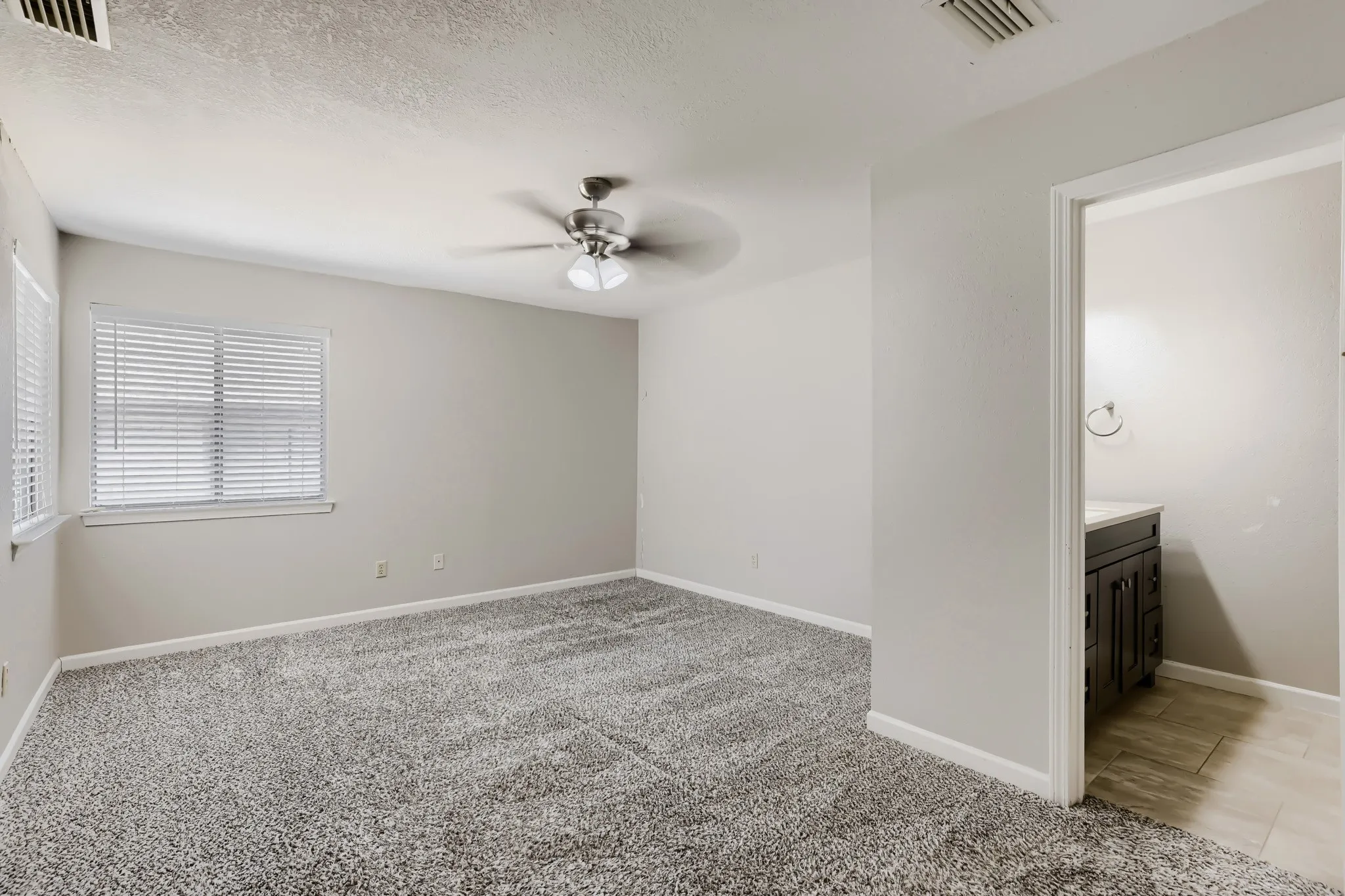 Single Family Residence For Sale in Denton County , 1012 Bellflower Drive, Carrollton, Texas 75007, 3 Bedroom, 2 Bathroom, 2 Garage spaces, 1,726 Sqft, built in 1983, mls#21396780, Real Estate Agent in Carrollton, Homes For Sale in Denton county, Homes For Sale in Carrollton, Realtor in Carrollton Texas, Real Estate Brokerage Independent Realty Texas, Luminita Cordes Realtor