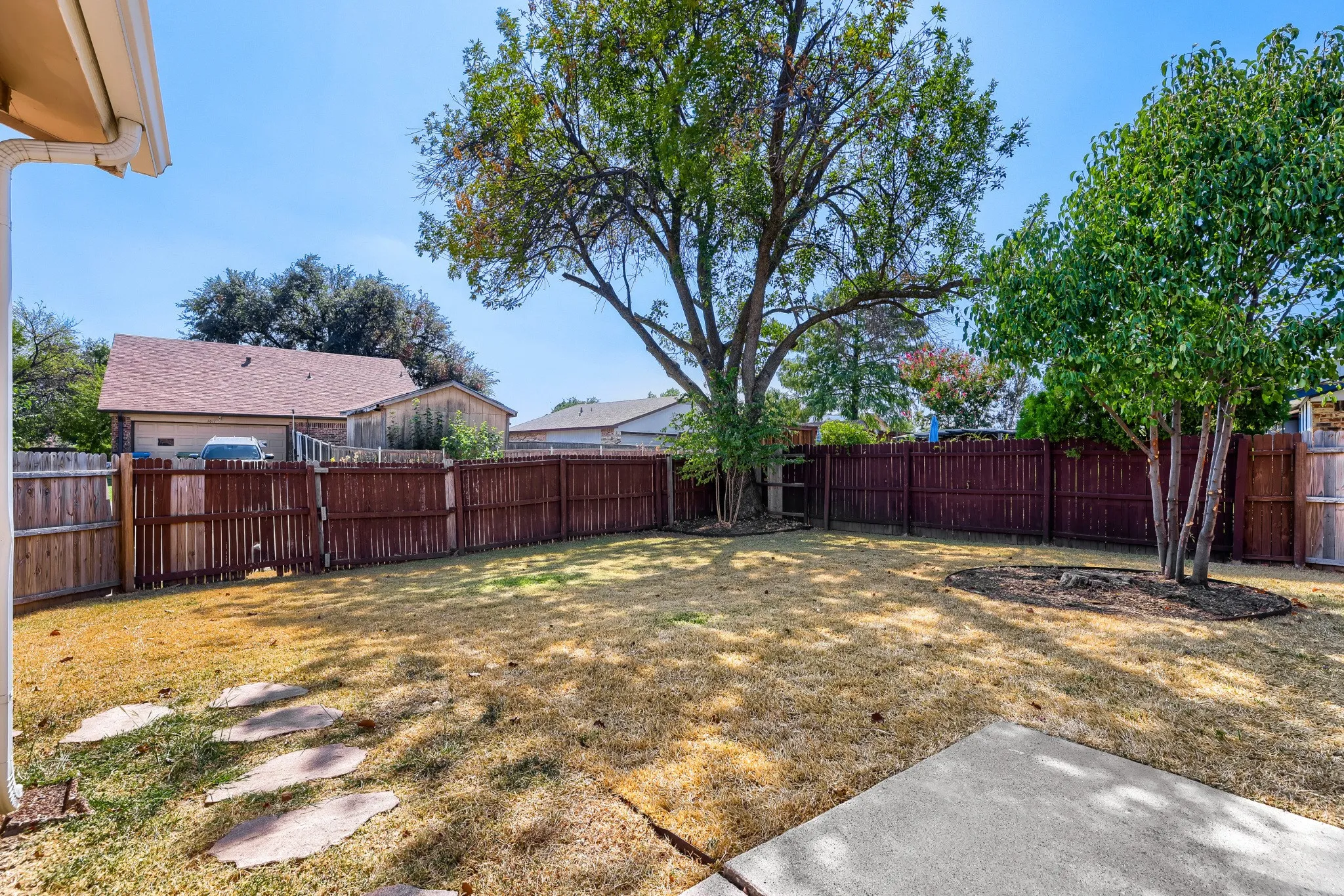 Single Family Residence For Sale in Denton County , 1012 Bellflower Drive, Carrollton, Texas 75007, 3 Bedroom, 2 Bathroom, 2 Garage spaces, 1,726 Sqft, built in 1983, mls#21396780, Real Estate Agent in Carrollton, Homes For Sale in Denton county, Homes For Sale in Carrollton, Realtor in Carrollton Texas, Real Estate Brokerage Independent Realty Texas, Luminita Cordes Realtor