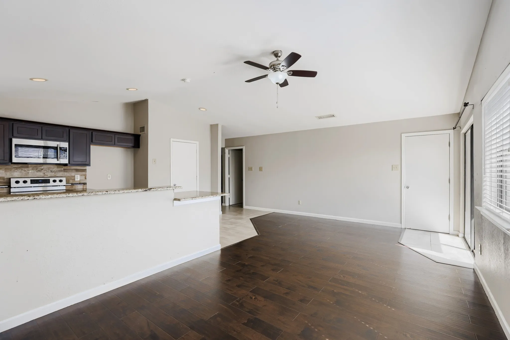 Single Family Residence For Sale in Denton County , 1012 Bellflower Drive, Carrollton, Texas 75007, 3 Bedroom, 2 Bathroom, 2 Garage spaces, 1,726 Sqft, built in 1983, mls#21396780, Real Estate Agent in Carrollton, Homes For Sale in Denton county, Homes For Sale in Carrollton, Realtor in Carrollton Texas, Real Estate Brokerage Independent Realty Texas, Luminita Cordes Realtor