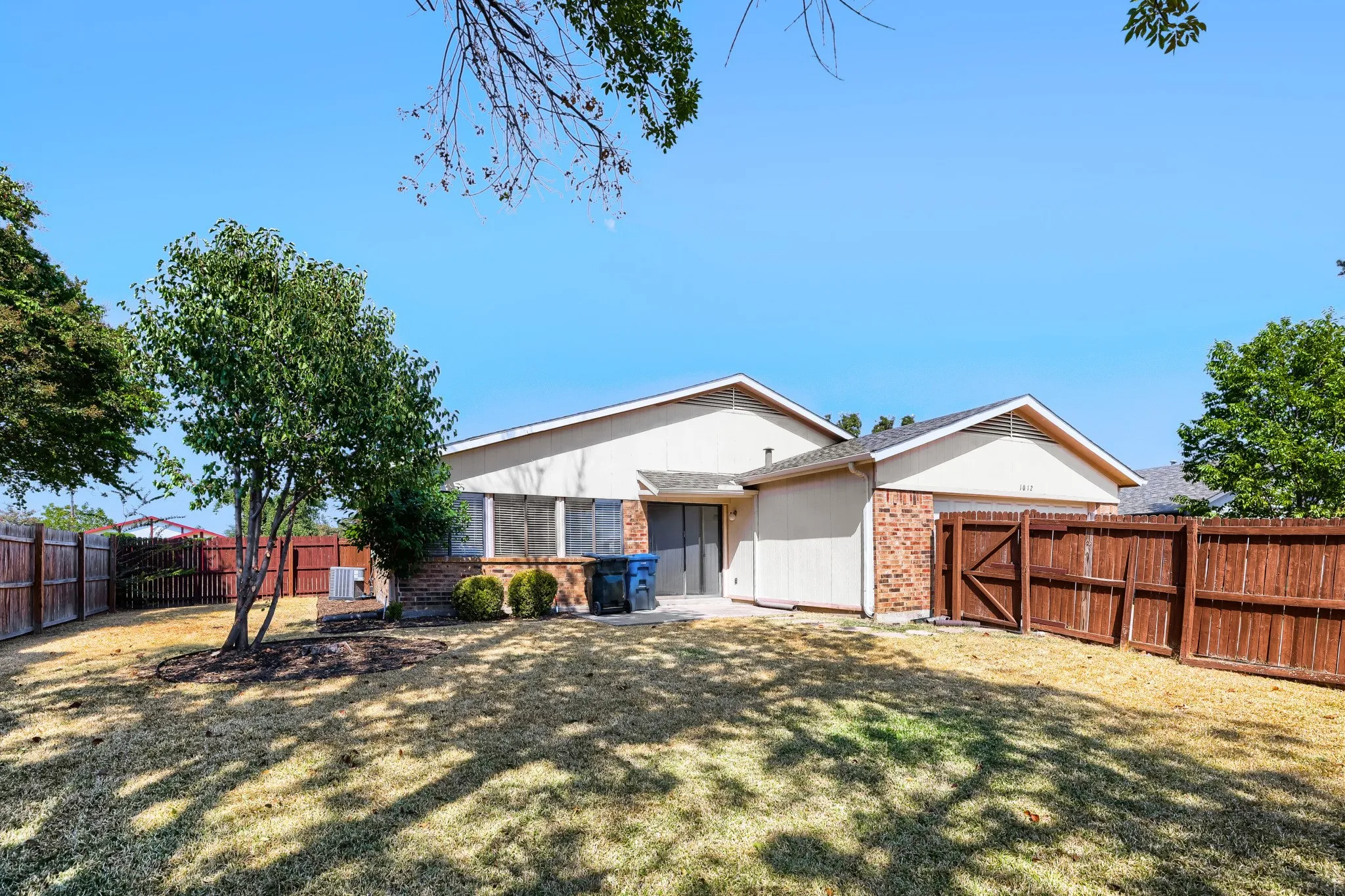 Single Family Residence For Sale in Denton County , 1012 Bellflower Drive, Carrollton, Texas 75007, 3 Bedroom, 2 Bathroom, 2 Garage spaces, 1,726 Sqft, built in 1983, mls#21396780, Real Estate Agent in Carrollton, Homes For Sale in Denton county, Homes For Sale in Carrollton, Realtor in Carrollton Texas, Real Estate Brokerage Independent Realty Texas, Luminita Cordes Realtor
