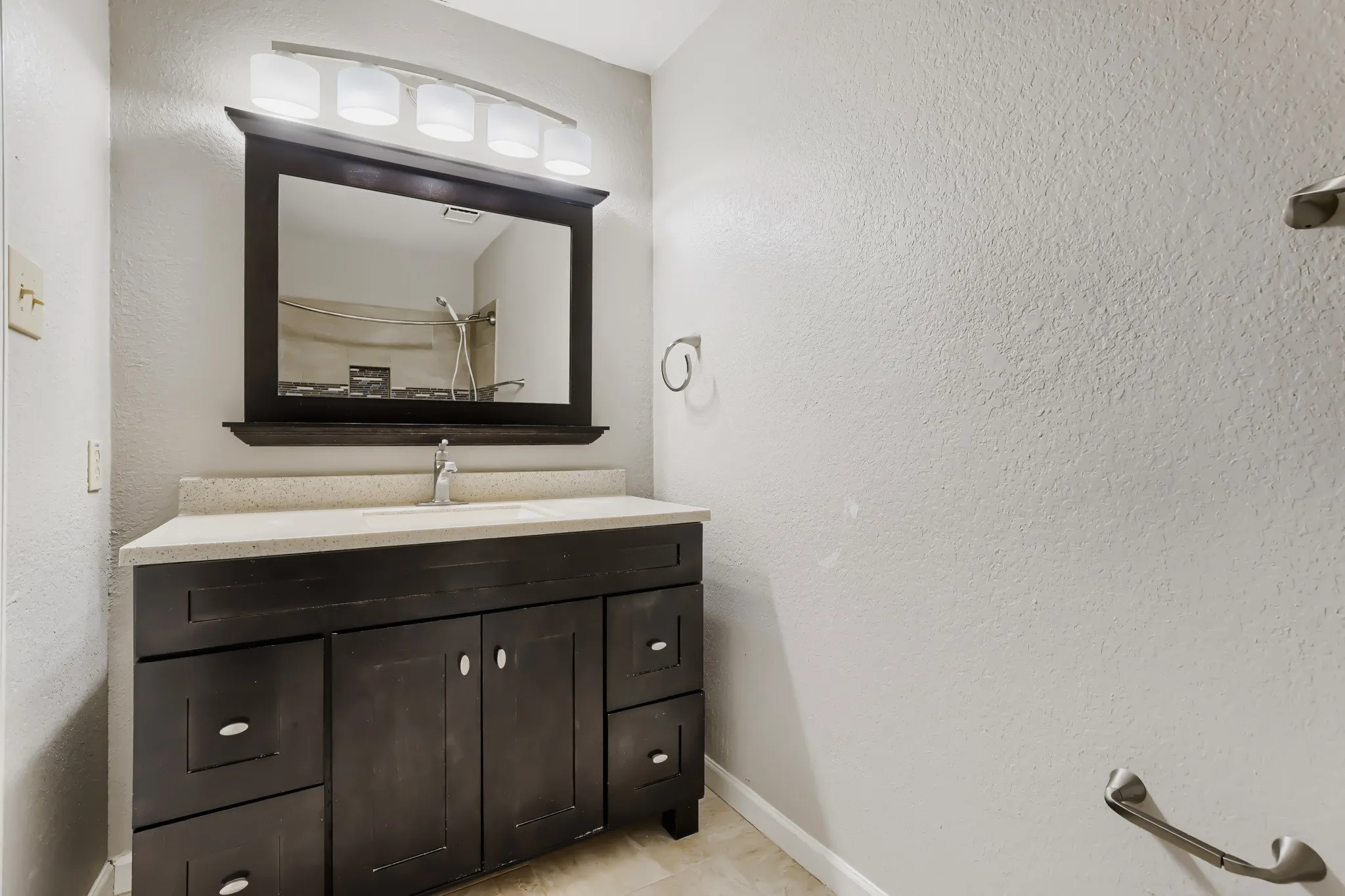 Single Family Residence For Sale in Denton County , 1012 Bellflower Drive, Carrollton, Texas 75007, 3 Bedroom, 2 Bathroom, 2 Garage spaces, 1,726 Sqft, built in 1983, mls#21396780, Real Estate Agent in Carrollton, Homes For Sale in Denton county, Homes For Sale in Carrollton, Realtor in Carrollton Texas, Real Estate Brokerage Independent Realty Texas, Luminita Cordes Realtor