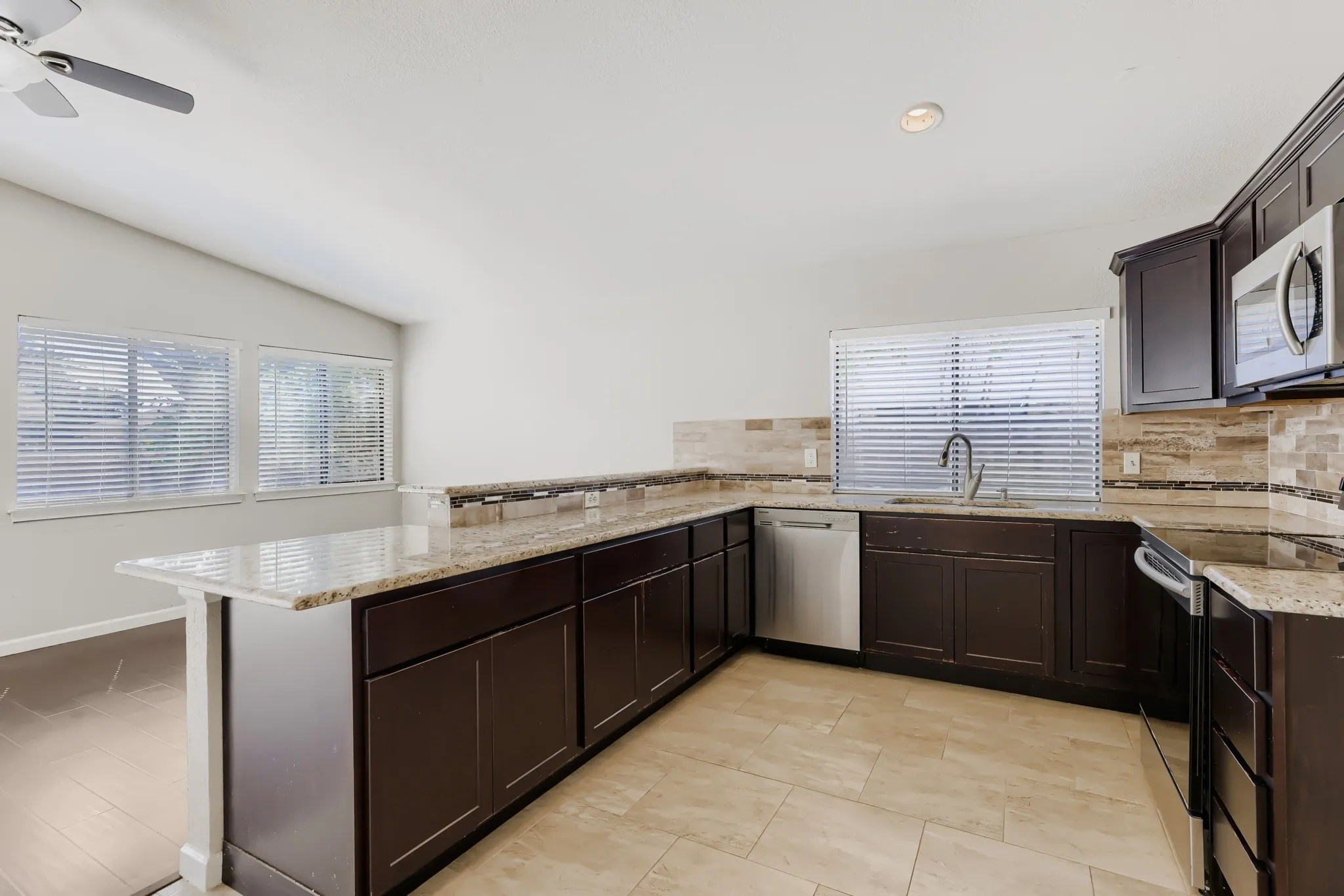 Single Family Residence For Sale in Denton County , 1012 Bellflower Drive, Carrollton, Texas 75007, 3 Bedroom, 2 Bathroom, 2 Garage spaces, 1,726 Sqft, built in 1983, mls#21396780, Real Estate Agent in Carrollton, Homes For Sale in Denton county, Homes For Sale in Carrollton, Realtor in Carrollton Texas, Real Estate Brokerage Independent Realty Texas, Luminita Cordes Realtor