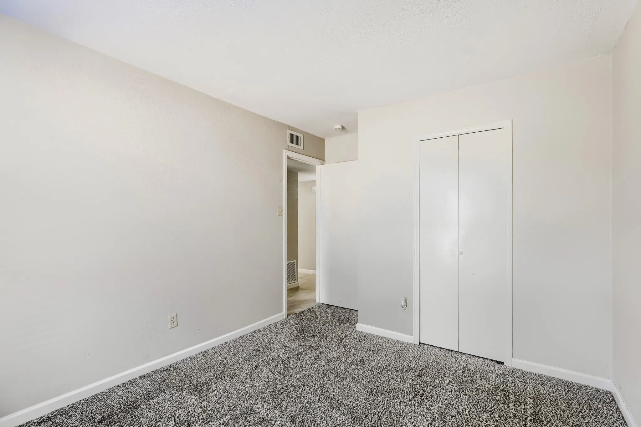 Single Family Residence For Sale in Denton County , 1012 Bellflower Drive, Carrollton, Texas 75007, 3 Bedroom, 2 Bathroom, 2 Garage spaces, 1,726 Sqft, built in 1983, mls#21396780, Real Estate Agent in Carrollton, Homes For Sale in Denton county, Homes For Sale in Carrollton, Realtor in Carrollton Texas, Real Estate Brokerage Independent Realty Texas, Luminita Cordes Realtor