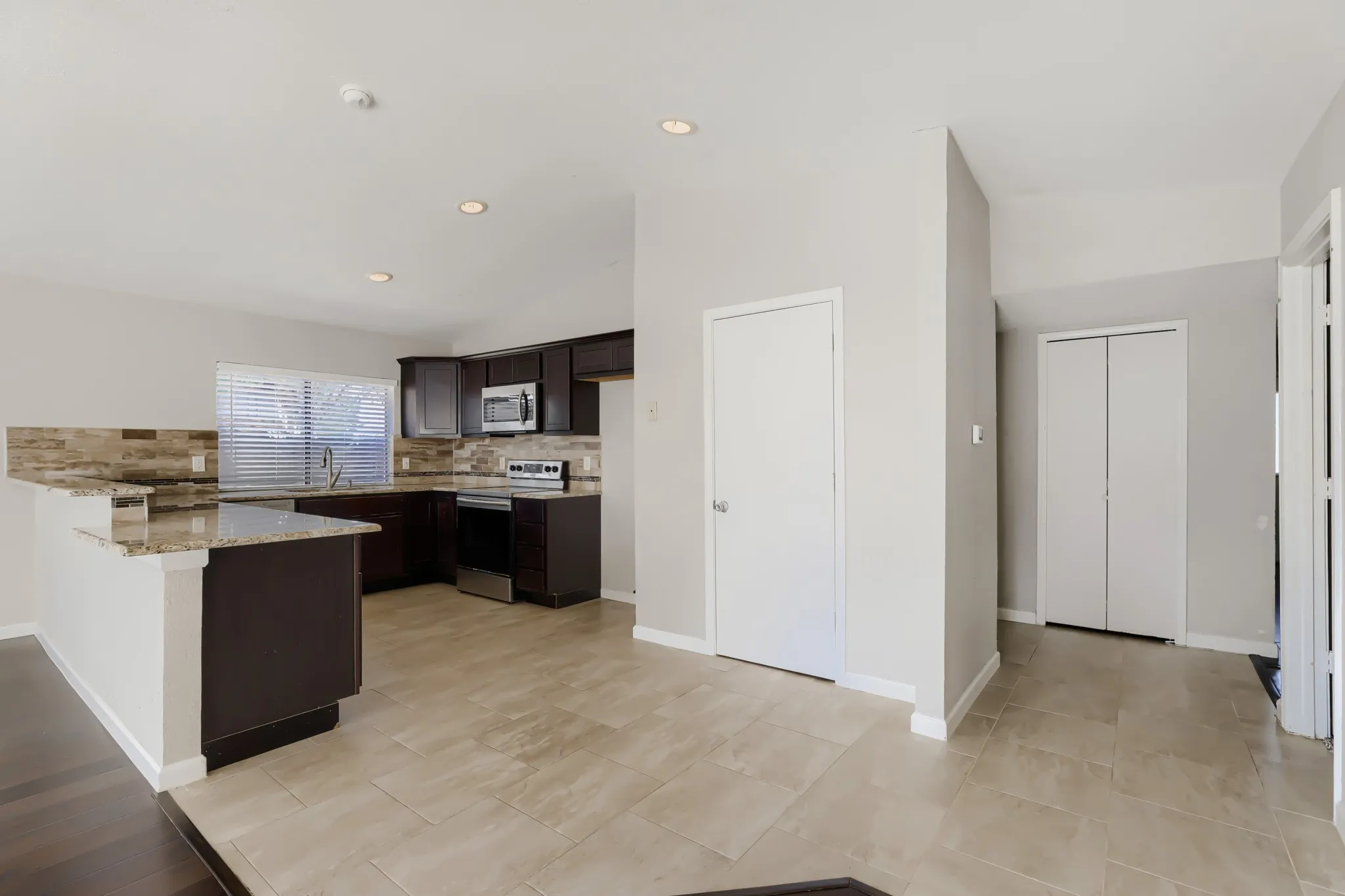 Single Family Residence For Sale in Denton County , 1012 Bellflower Drive, Carrollton, Texas 75007, 3 Bedroom, 2 Bathroom, 2 Garage spaces, 1,726 Sqft, built in 1983, mls#21396780, Real Estate Agent in Carrollton, Homes For Sale in Denton county, Homes For Sale in Carrollton, Realtor in Carrollton Texas, Real Estate Brokerage Independent Realty Texas, Luminita Cordes Realtor