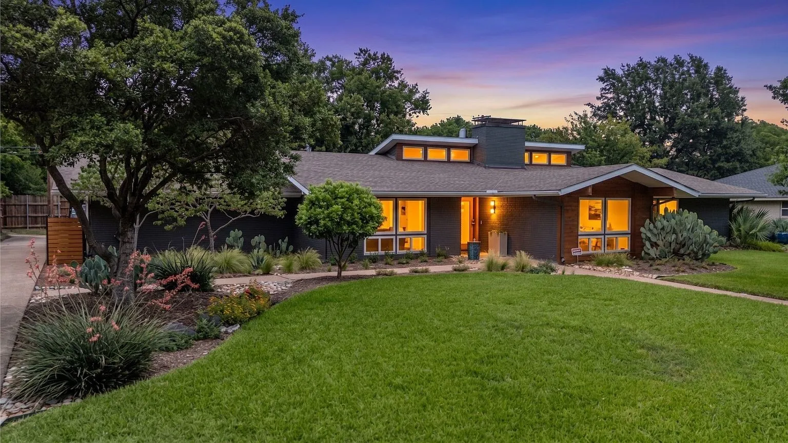 Single Family Residence For Sale in Dallas County , 3923 Weeburn Drive, Dallas, Texas 75229, 4 Bedroom, 3 Bathroom, 2 Garage spaces, 2,727 Sqft, built in 1964, mls#21397955, Real Estate Agent in Dallas, Homes For Sale in Dallas county, Homes For Sale in Dallas, Realtor in Dallas Texas, Real Estate Brokerage Independent Realty Texas, Luminita Cordes Realtor