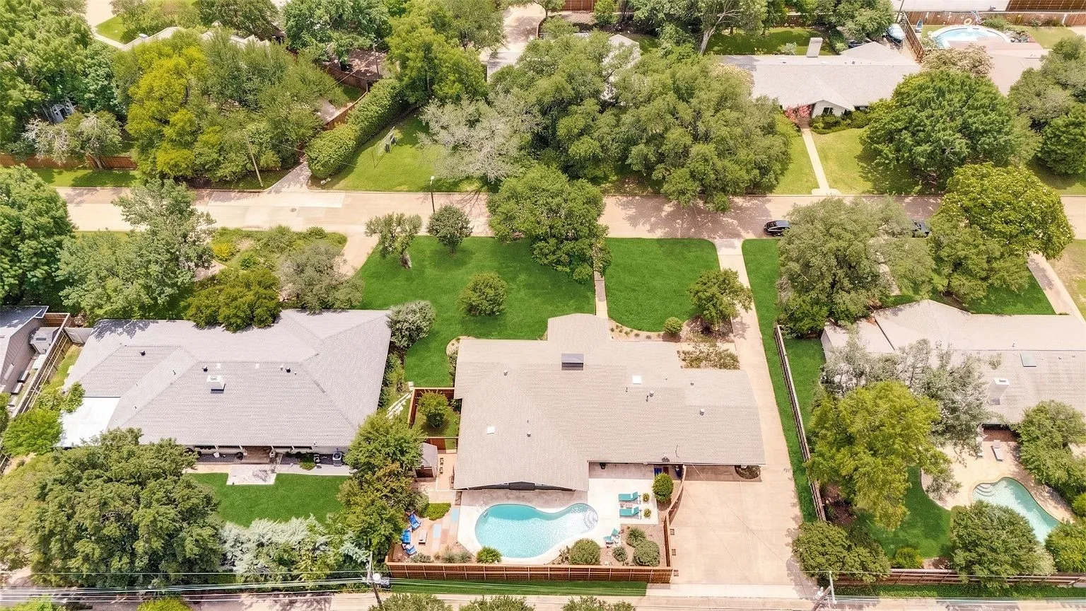 Single Family Residence For Sale in Dallas County , 3923 Weeburn Drive, Dallas, Texas 75229, 4 Bedroom, 3 Bathroom, 2 Garage spaces, 2,727 Sqft, built in 1964, mls#21397955, Real Estate Agent in Dallas, Homes For Sale in Dallas county, Homes For Sale in Dallas, Realtor in Dallas Texas, Real Estate Brokerage Independent Realty Texas, Luminita Cordes Realtor