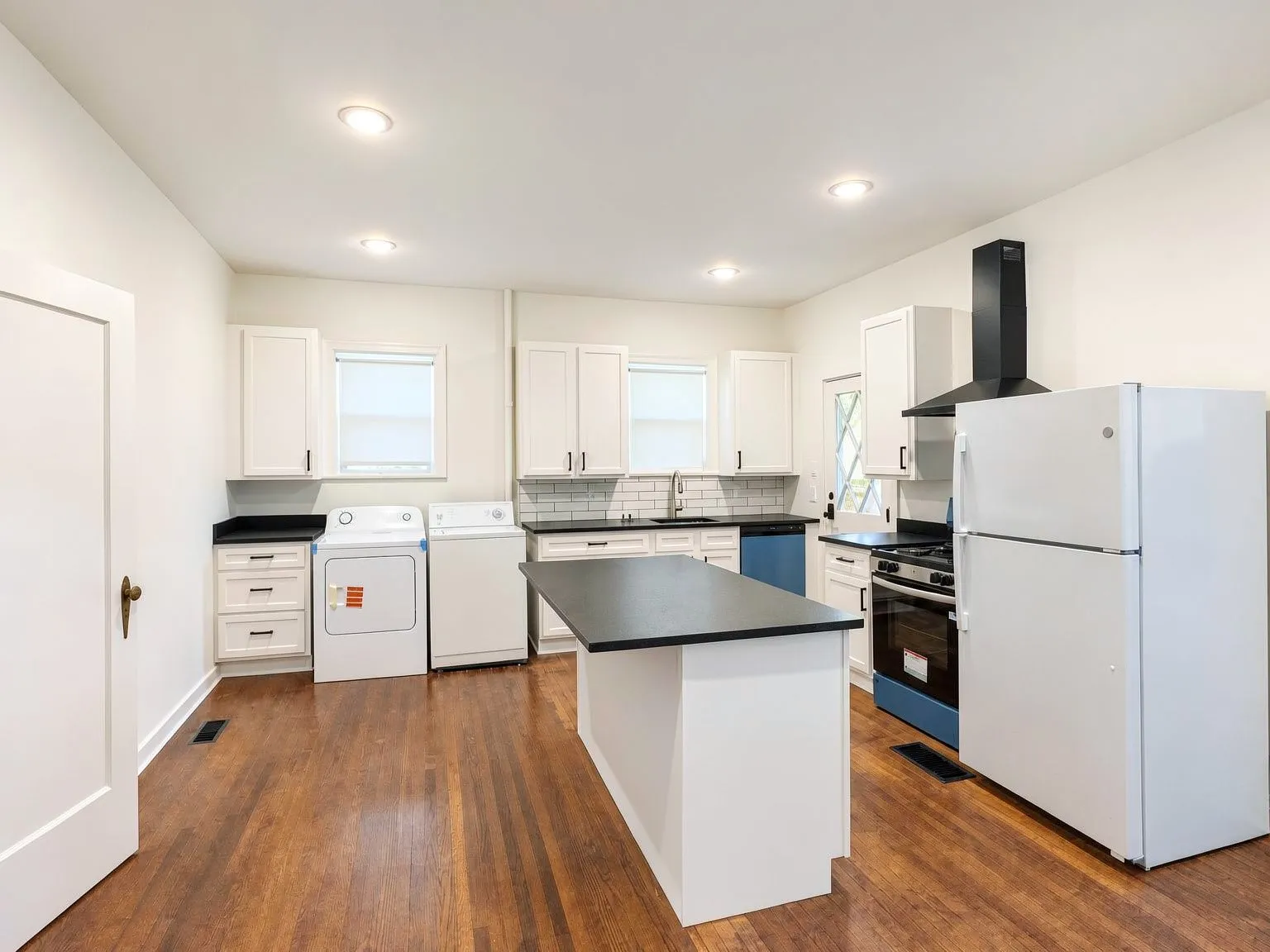 Duplex For Rent in Tarrant County , 3254 S University Drive, Fort Worth, Texas 76109, 3 Bedroom, 3 Bathroom, Garage spaces, 1,780 Sqft, built in 1938, mls#21397956, Real Estate Agent in Fort Worth, Homes For Rent in Tarrant county, Homes For Rent in Fort Worth, Realtor in Fort Worth Texas, Real Estate Brokerage Independent Realty Texas, Luminita Cordes Realtor