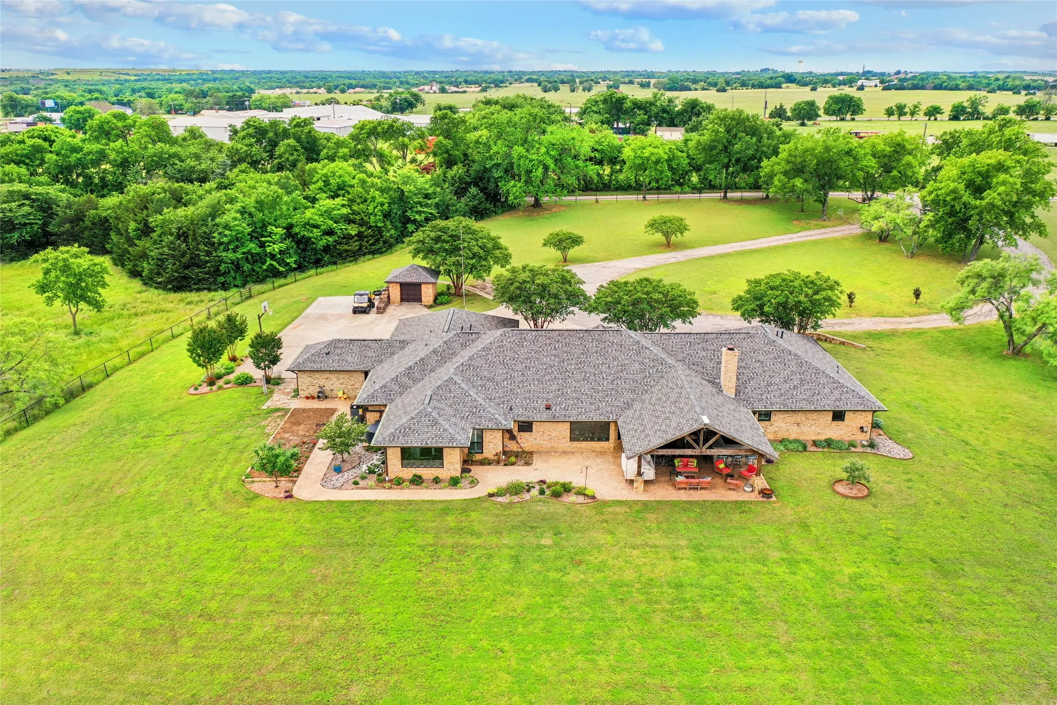 Single Family Residence For Sale in Grayson County , 4517 Old Sherman Road, Whitesboro, Texas 76273, 4 Bedroom, 4 Bathroom, 3 Garage spaces, 4,590 Sqft, built in 1994, mls#21397958, Real Estate Agent in Whitesboro, Homes For Sale in Grayson county, Homes For Sale in Whitesboro, Realtor in Whitesboro Texas, Real Estate Brokerage Independent Realty Texas, Luminita Cordes Realtor