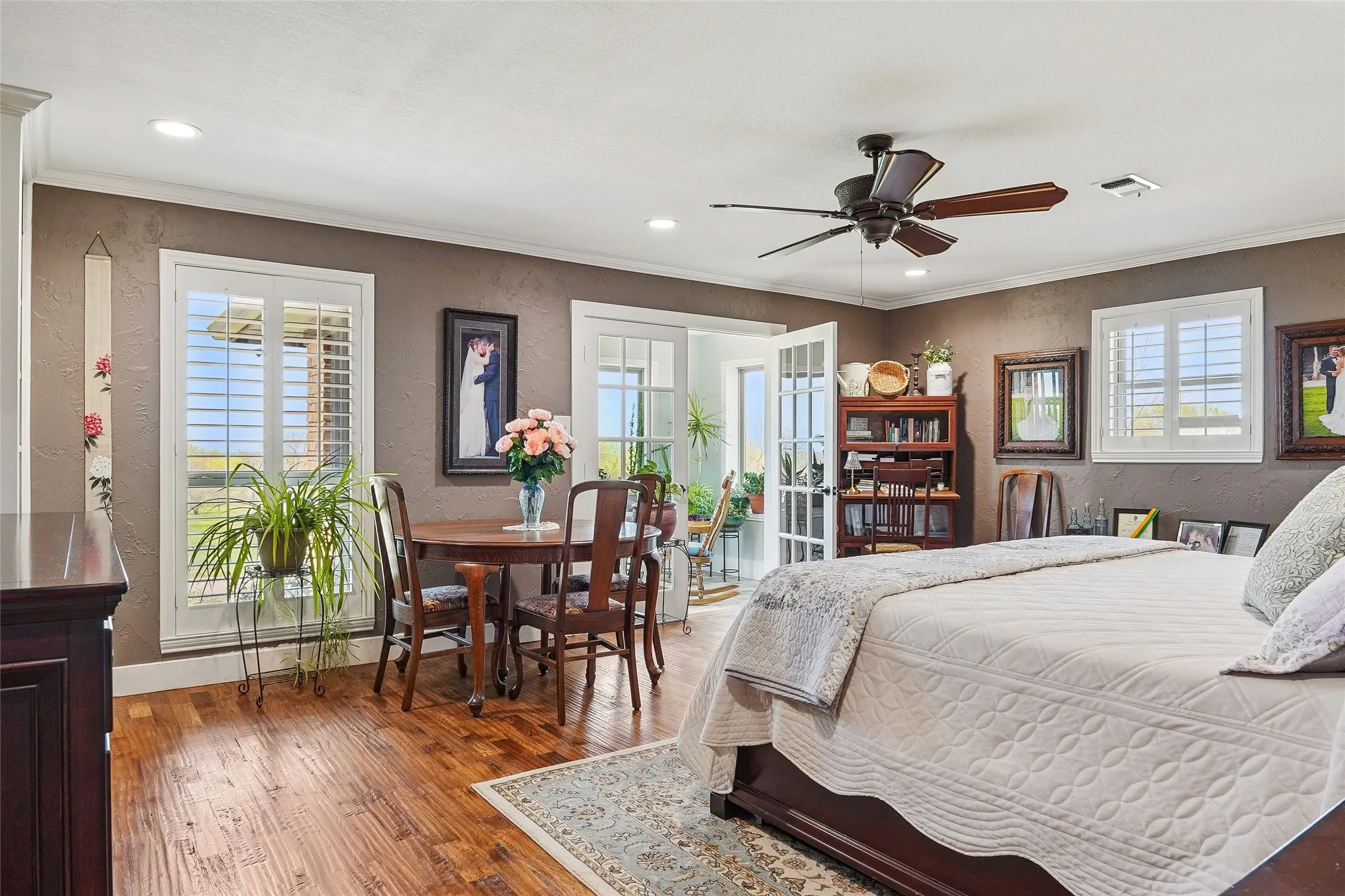 Single Family Residence For Sale in Grayson County , 4517 Old Sherman Road, Whitesboro, Texas 76273, 4 Bedroom, 4 Bathroom, 3 Garage spaces, 4,590 Sqft, built in 1994, mls#21397958, Real Estate Agent in Whitesboro, Homes For Sale in Grayson county, Homes For Sale in Whitesboro, Realtor in Whitesboro Texas, Real Estate Brokerage Independent Realty Texas, Luminita Cordes Realtor
