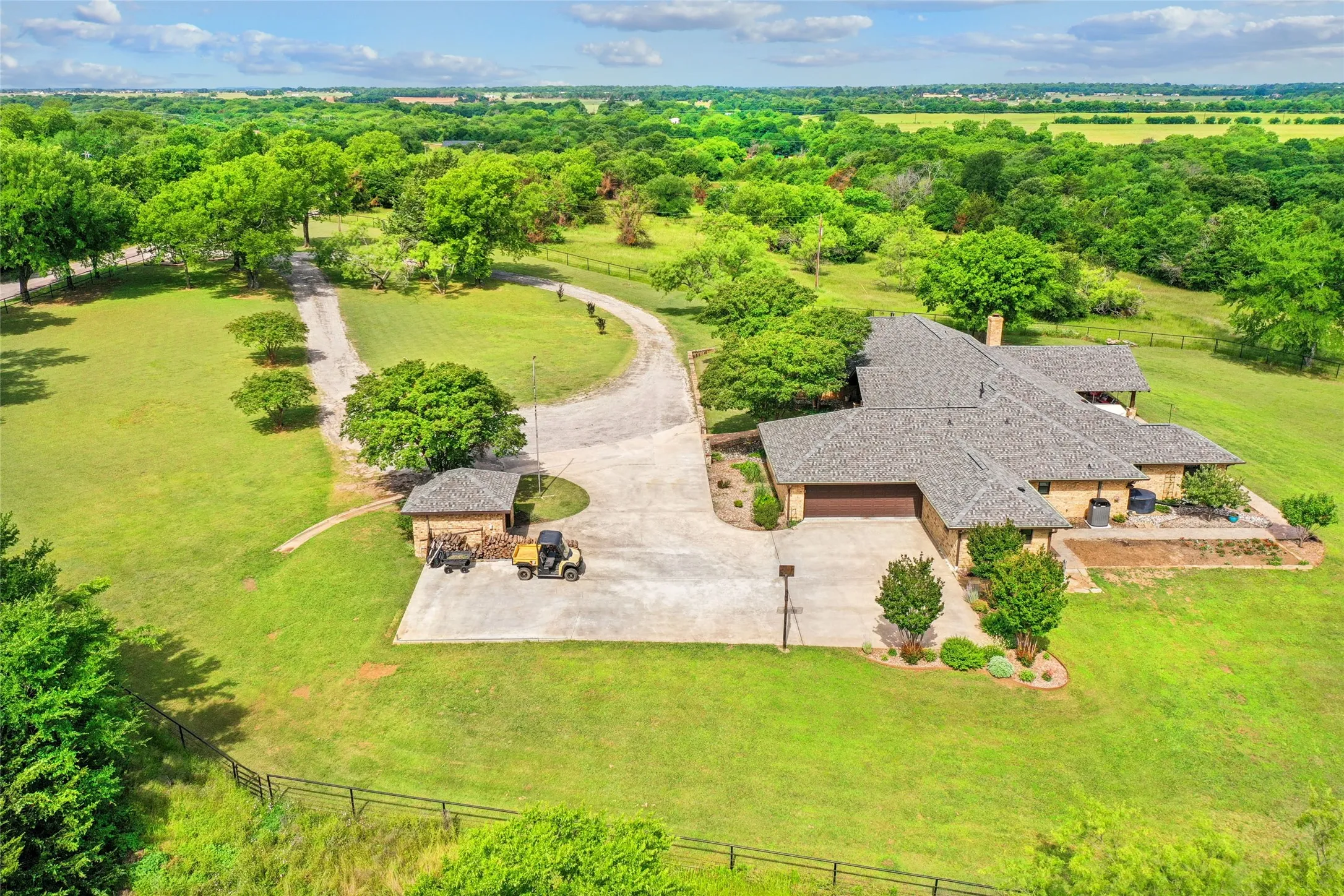 Single Family Residence For Sale in Grayson County , 4517 Old Sherman Road, Whitesboro, Texas 76273, 4 Bedroom, 4 Bathroom, 3 Garage spaces, 4,590 Sqft, built in 1994, mls#21397958, Real Estate Agent in Whitesboro, Homes For Sale in Grayson county, Homes For Sale in Whitesboro, Realtor in Whitesboro Texas, Real Estate Brokerage Independent Realty Texas, Luminita Cordes Realtor