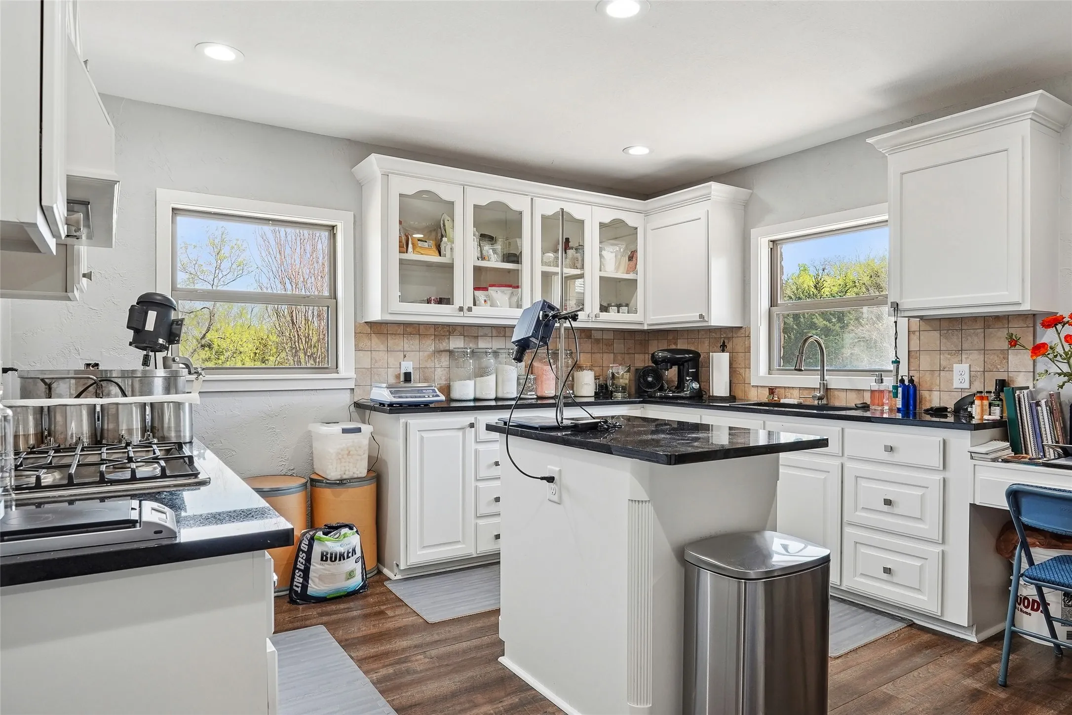 Single Family Residence For Sale in Grayson County , 4517 Old Sherman Road, Whitesboro, Texas 76273, 4 Bedroom, 4 Bathroom, 3 Garage spaces, 4,590 Sqft, built in 1994, mls#21397958, Real Estate Agent in Whitesboro, Homes For Sale in Grayson county, Homes For Sale in Whitesboro, Realtor in Whitesboro Texas, Real Estate Brokerage Independent Realty Texas, Luminita Cordes Realtor
