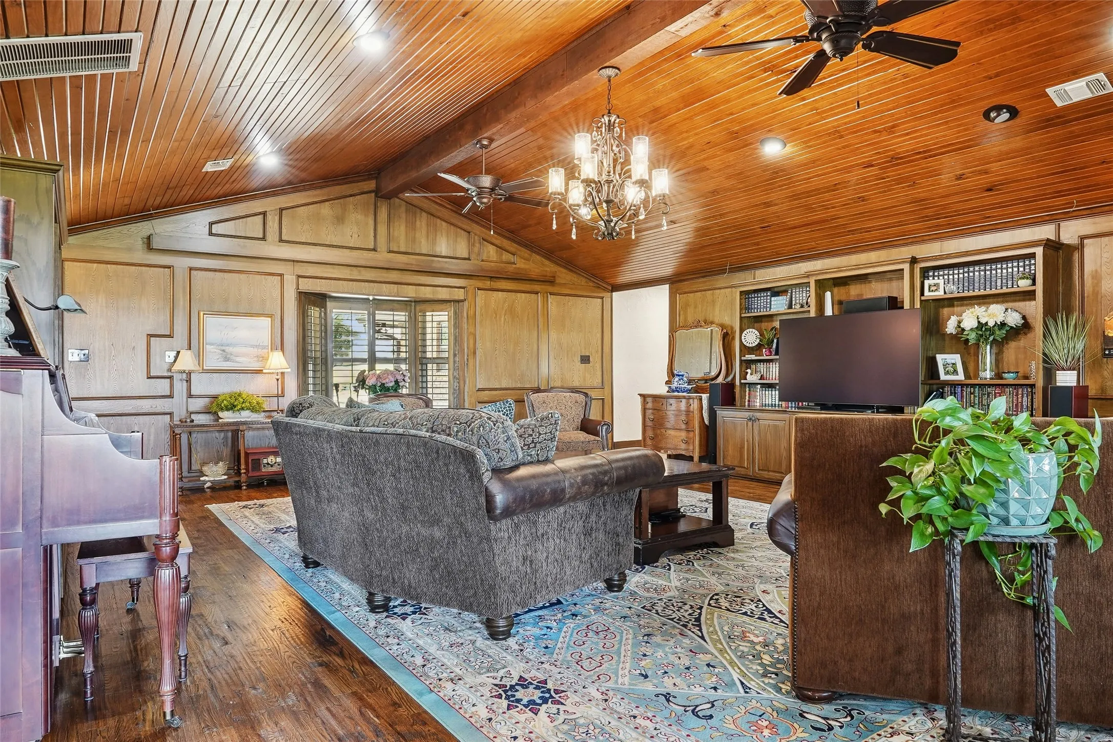 Single Family Residence For Sale in Grayson County , 4517 Old Sherman Road, Whitesboro, Texas 76273, 4 Bedroom, 4 Bathroom, 3 Garage spaces, 4,590 Sqft, built in 1994, mls#21397958, Real Estate Agent in Whitesboro, Homes For Sale in Grayson county, Homes For Sale in Whitesboro, Realtor in Whitesboro Texas, Real Estate Brokerage Independent Realty Texas, Luminita Cordes Realtor
