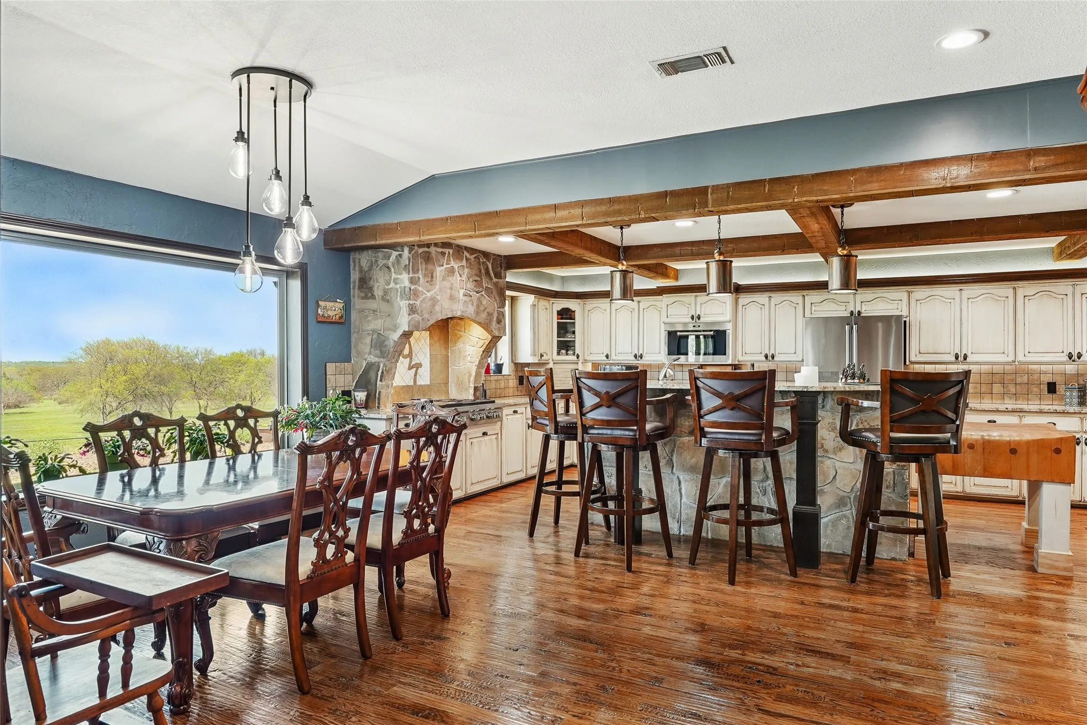 Single Family Residence For Sale in Grayson County , 4517 Old Sherman Road, Whitesboro, Texas 76273, 4 Bedroom, 4 Bathroom, 3 Garage spaces, 4,590 Sqft, built in 1994, mls#21397958, Real Estate Agent in Whitesboro, Homes For Sale in Grayson county, Homes For Sale in Whitesboro, Realtor in Whitesboro Texas, Real Estate Brokerage Independent Realty Texas, Luminita Cordes Realtor