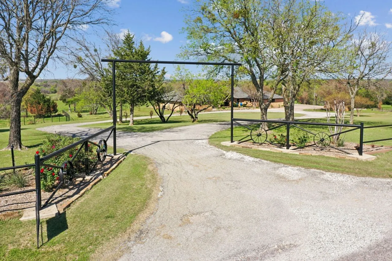 Single Family Residence For Sale in Grayson County , 4517 Old Sherman Road, Whitesboro, Texas 76273, 4 Bedroom, 4 Bathroom, 3 Garage spaces, 4,590 Sqft, built in 1994, mls#21397958, Real Estate Agent in Whitesboro, Homes For Sale in Grayson county, Homes For Sale in Whitesboro, Realtor in Whitesboro Texas, Real Estate Brokerage Independent Realty Texas, Luminita Cordes Realtor
