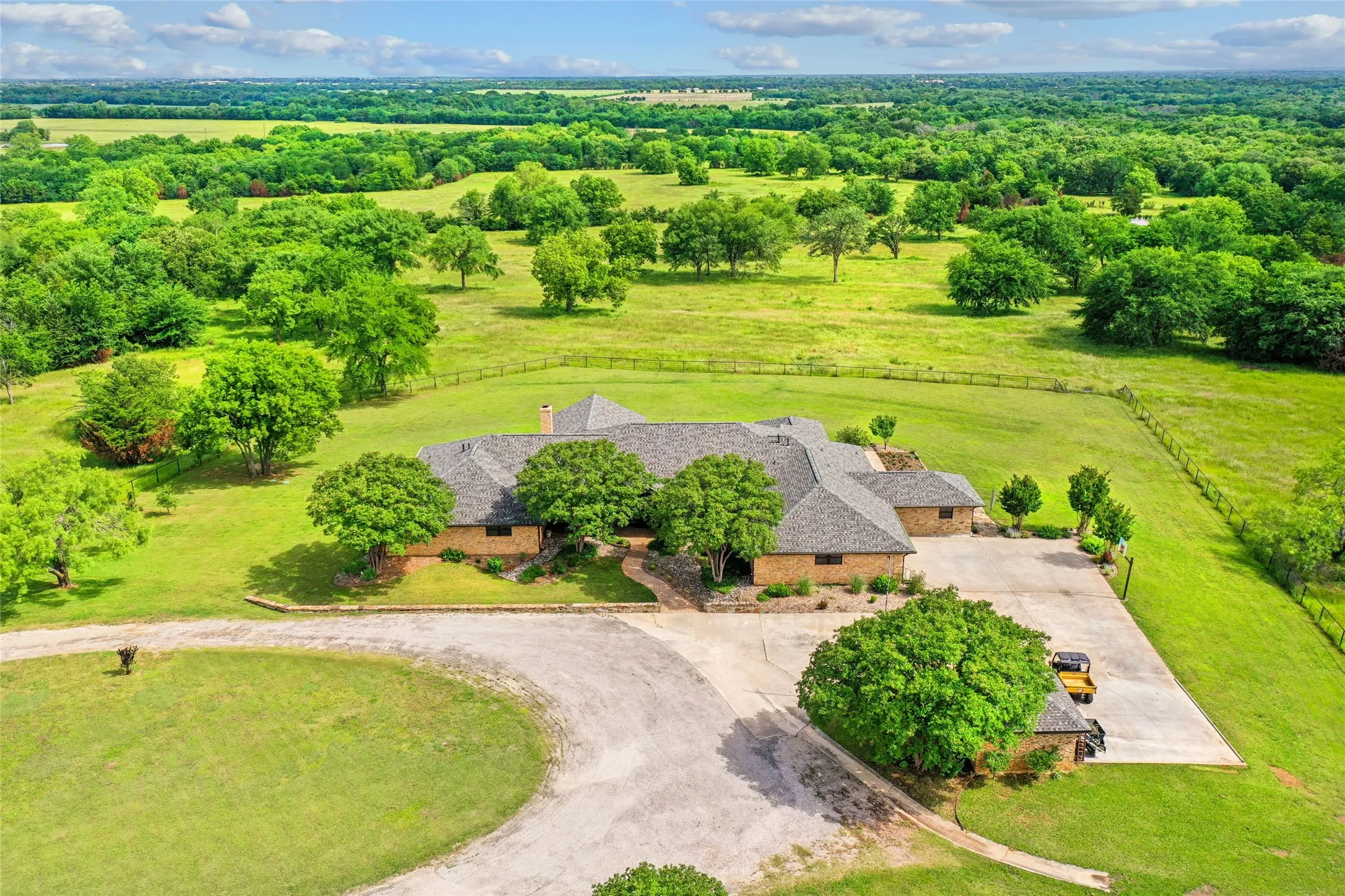 Single Family Residence For Sale in Grayson County , 4517 Old Sherman Road, Whitesboro, Texas 76273, 4 Bedroom, 4 Bathroom, 3 Garage spaces, 4,590 Sqft, built in 1994, mls#21397958, Real Estate Agent in Whitesboro, Homes For Sale in Grayson county, Homes For Sale in Whitesboro, Realtor in Whitesboro Texas, Real Estate Brokerage Independent Realty Texas, Luminita Cordes Realtor