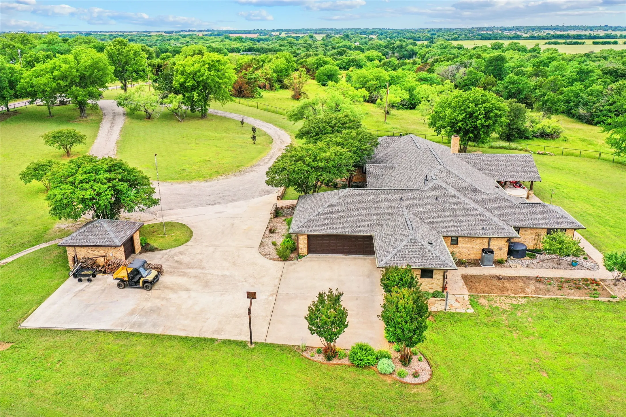 Single Family Residence For Sale in Grayson County , 4517 Old Sherman Road, Whitesboro, Texas 76273, 4 Bedroom, 4 Bathroom, 3 Garage spaces, 4,590 Sqft, built in 1994, mls#21397958, Real Estate Agent in Whitesboro, Homes For Sale in Grayson county, Homes For Sale in Whitesboro, Realtor in Whitesboro Texas, Real Estate Brokerage Independent Realty Texas, Luminita Cordes Realtor
