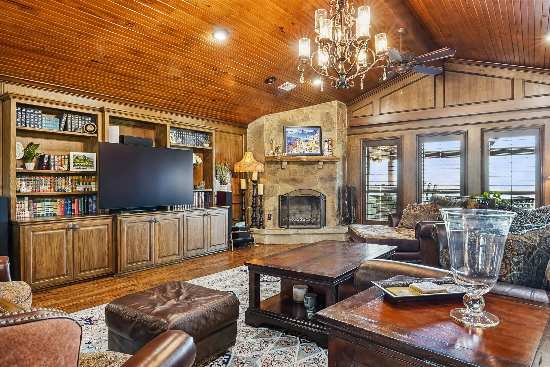 Single Family Residence For Sale in Grayson County , 4517 Old Sherman Road, Whitesboro, Texas 76273, 4 Bedroom, 4 Bathroom, 3 Garage spaces, 4,590 Sqft, built in 1994, mls#21397958, Real Estate Agent in Whitesboro, Homes For Sale in Grayson county, Homes For Sale in Whitesboro, Realtor in Whitesboro Texas, Real Estate Brokerage Independent Realty Texas, Luminita Cordes Realtor