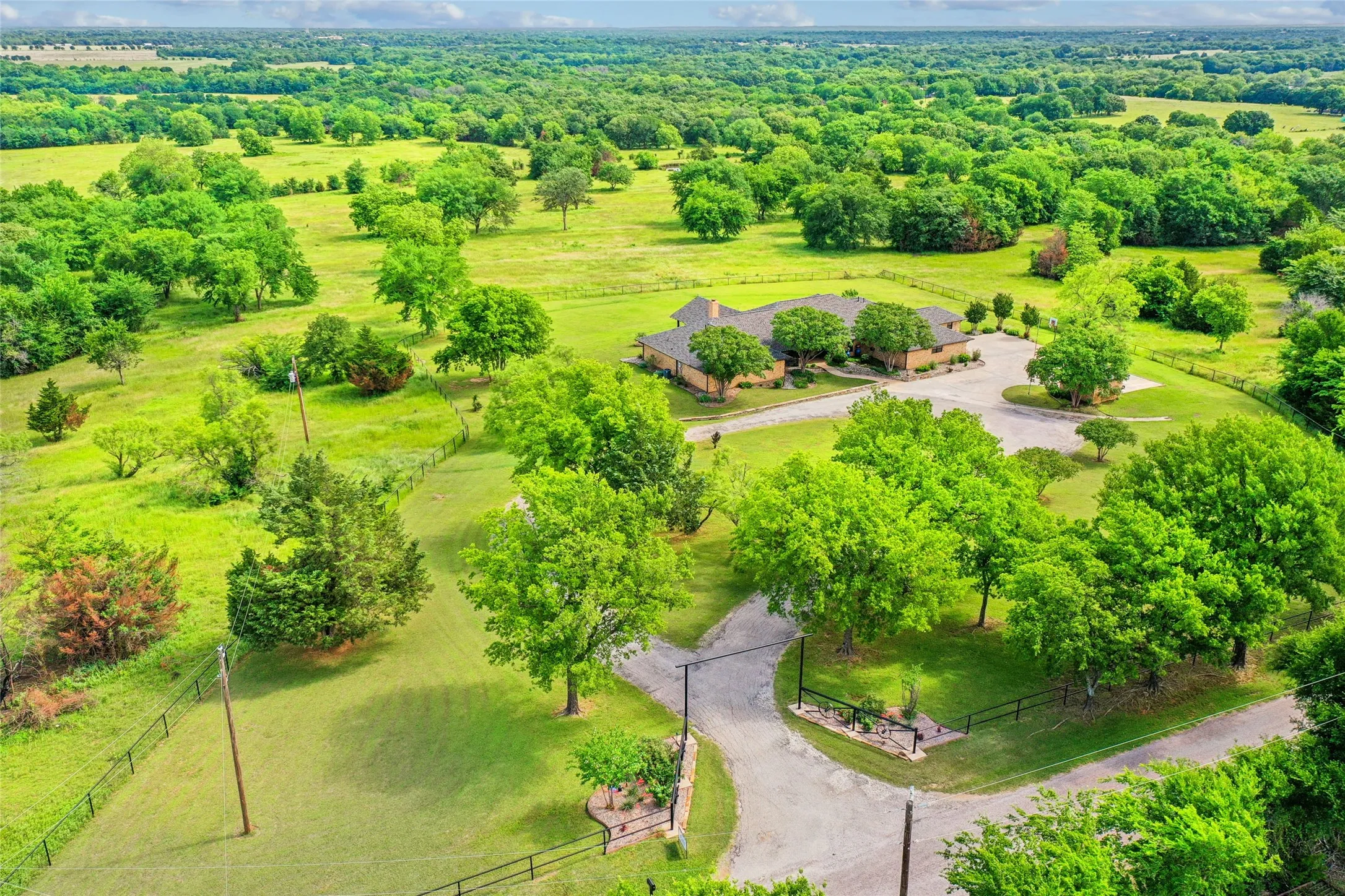 Single Family Residence For Sale in Grayson County , 4517 Old Sherman Road, Whitesboro, Texas 76273, 4 Bedroom, 4 Bathroom, 3 Garage spaces, 4,590 Sqft, built in 1994, mls#21397958, Real Estate Agent in Whitesboro, Homes For Sale in Grayson county, Homes For Sale in Whitesboro, Realtor in Whitesboro Texas, Real Estate Brokerage Independent Realty Texas, Luminita Cordes Realtor